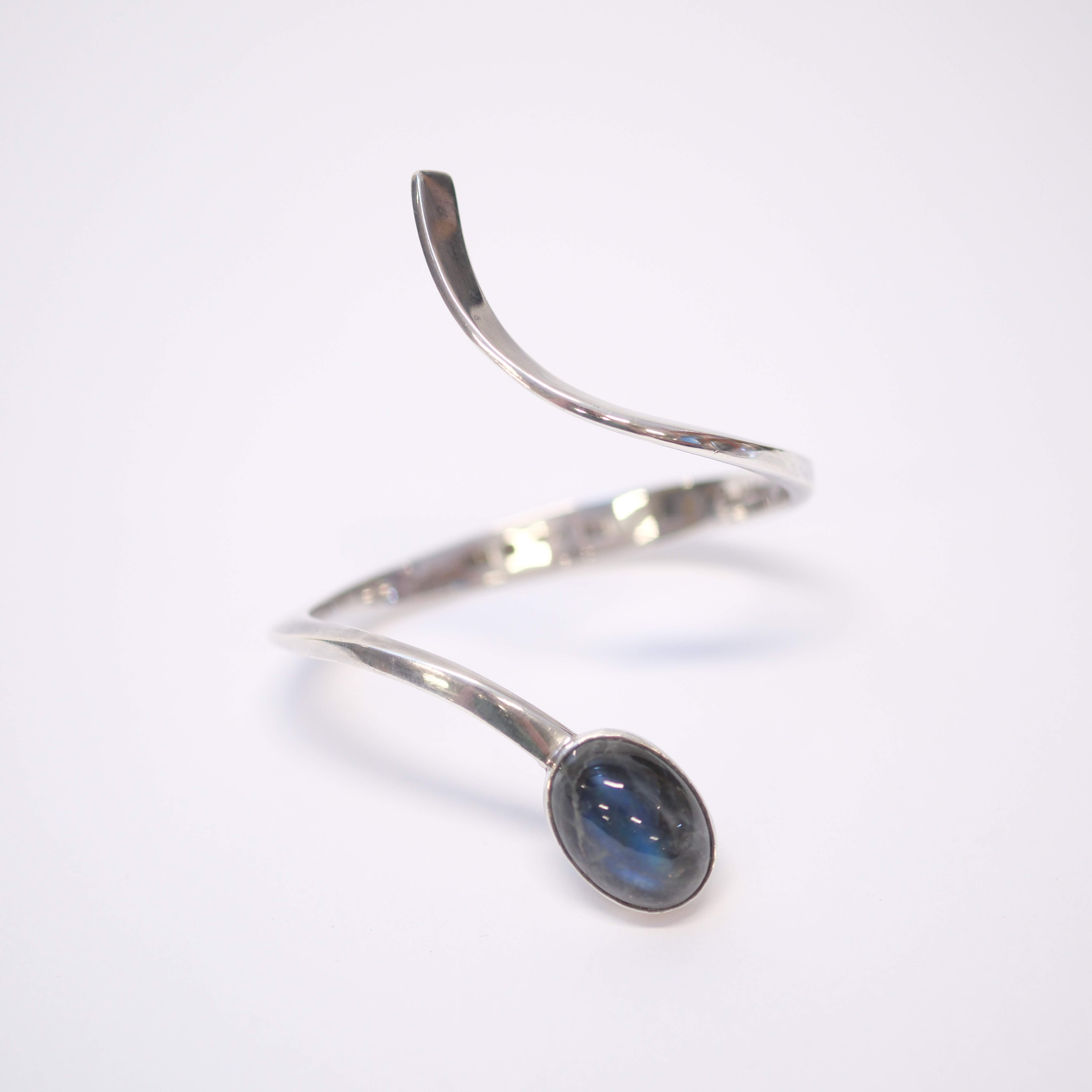 RAY URBAN. ARMRING MED STEN, SILVER.