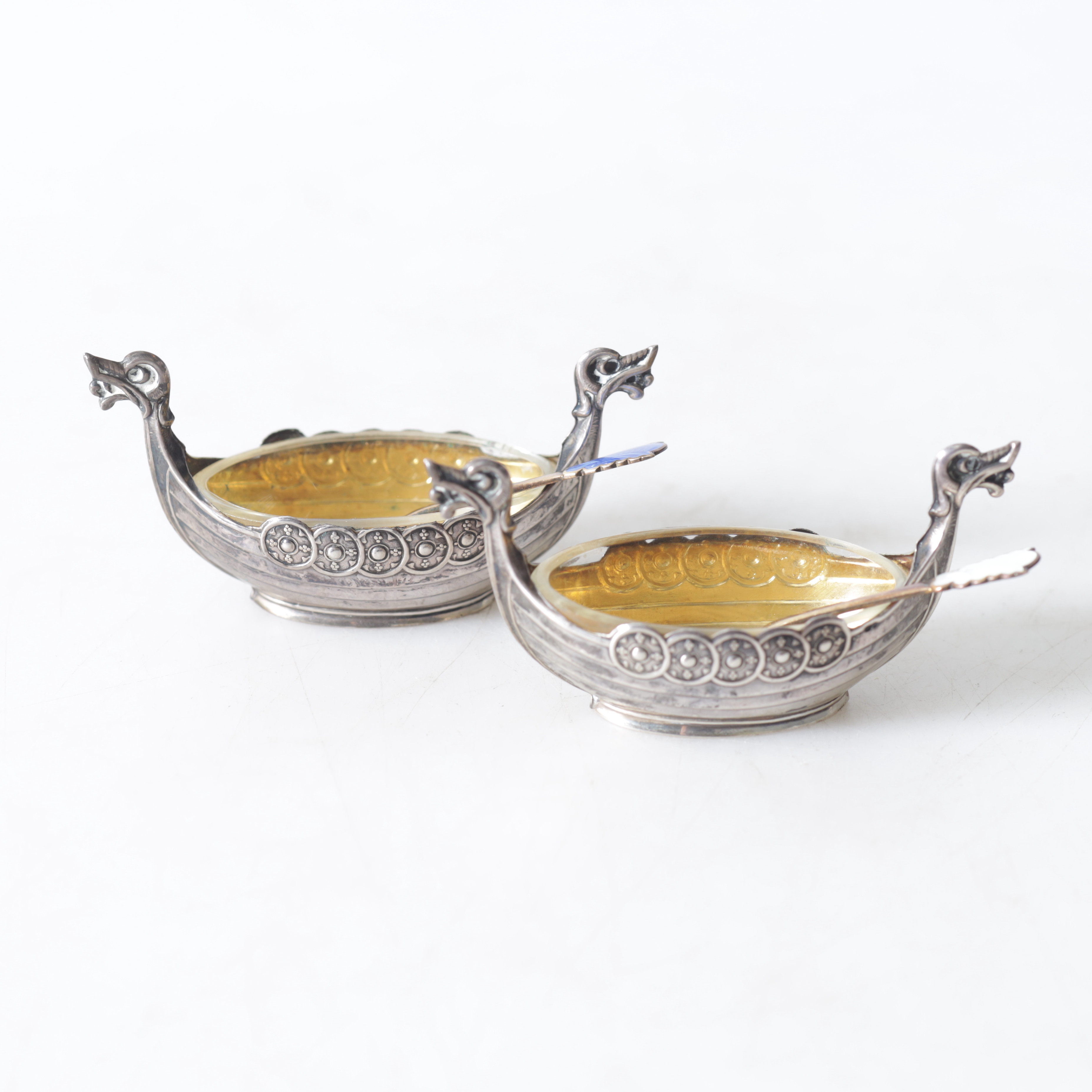 SALTKAR, 1 par, silver & glasinsatser, Norge. Totalvikt ca 71,1 gram inklusive insatser.