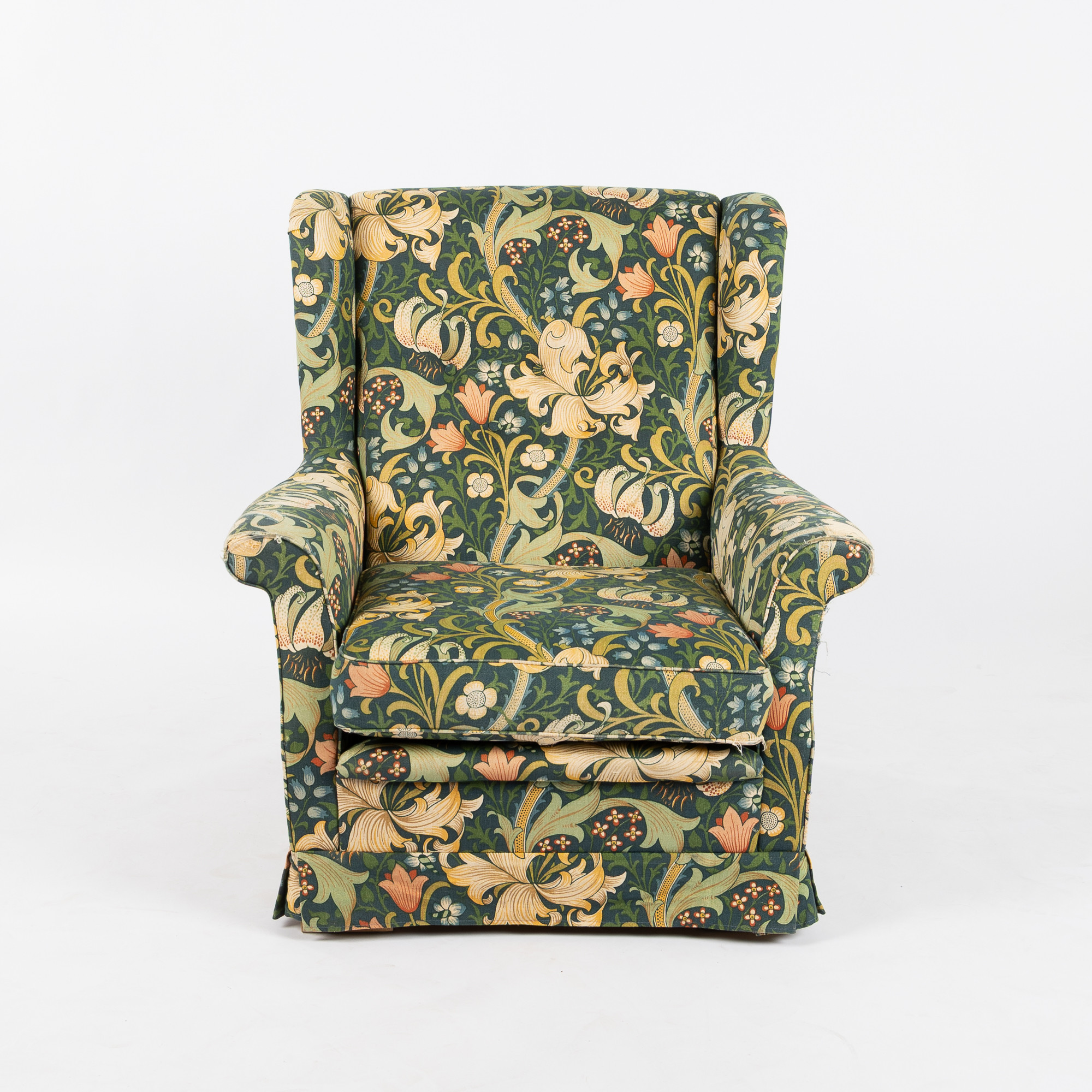 FÅTÖLJ, klädd i tyget "Golden Lily", William Morris & co, omkring 1900-talets mitt.