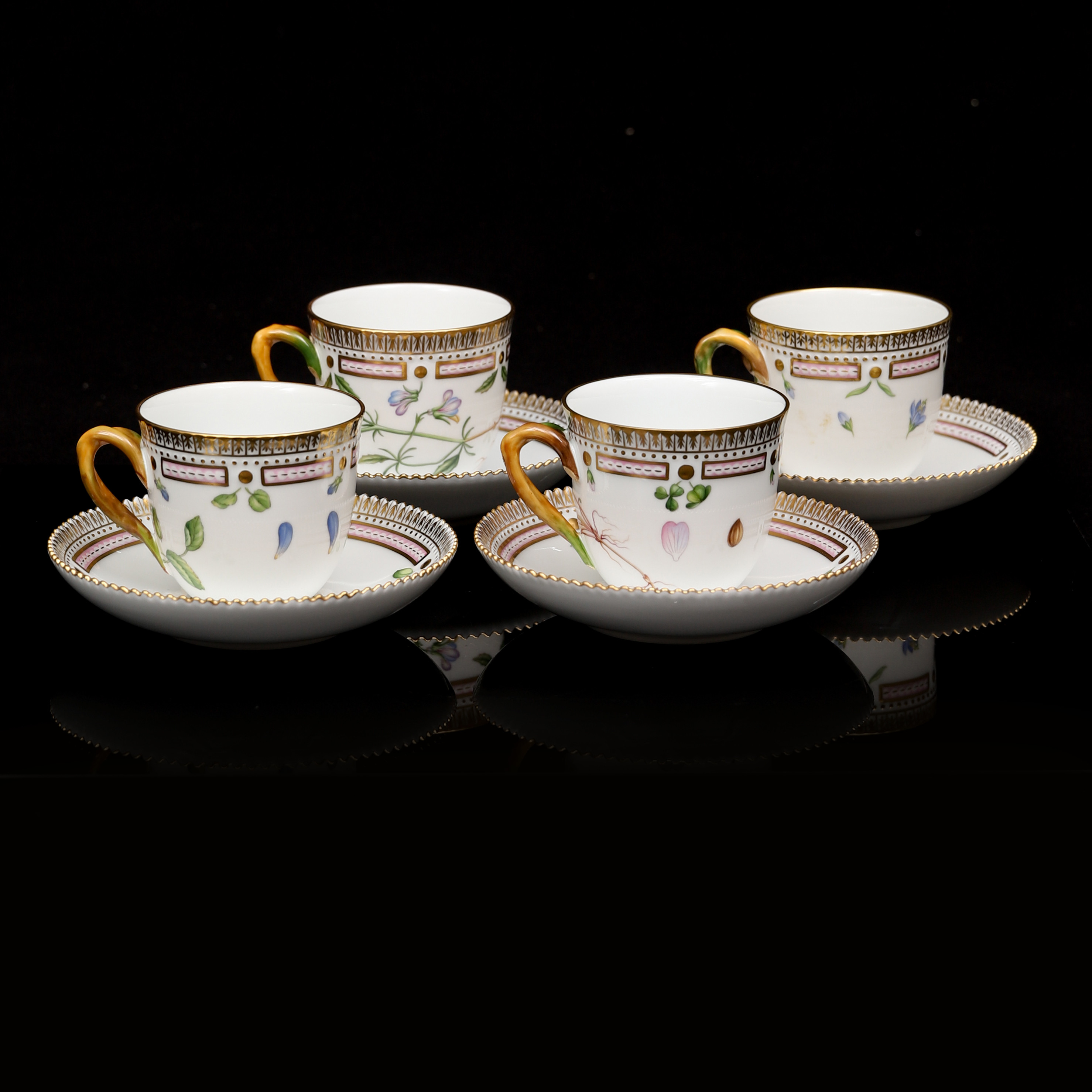 KAFFEKOPPAR MED FAT, 4 st, "Flora Danica", modell 072, Royal Copenhagen, Danmark.