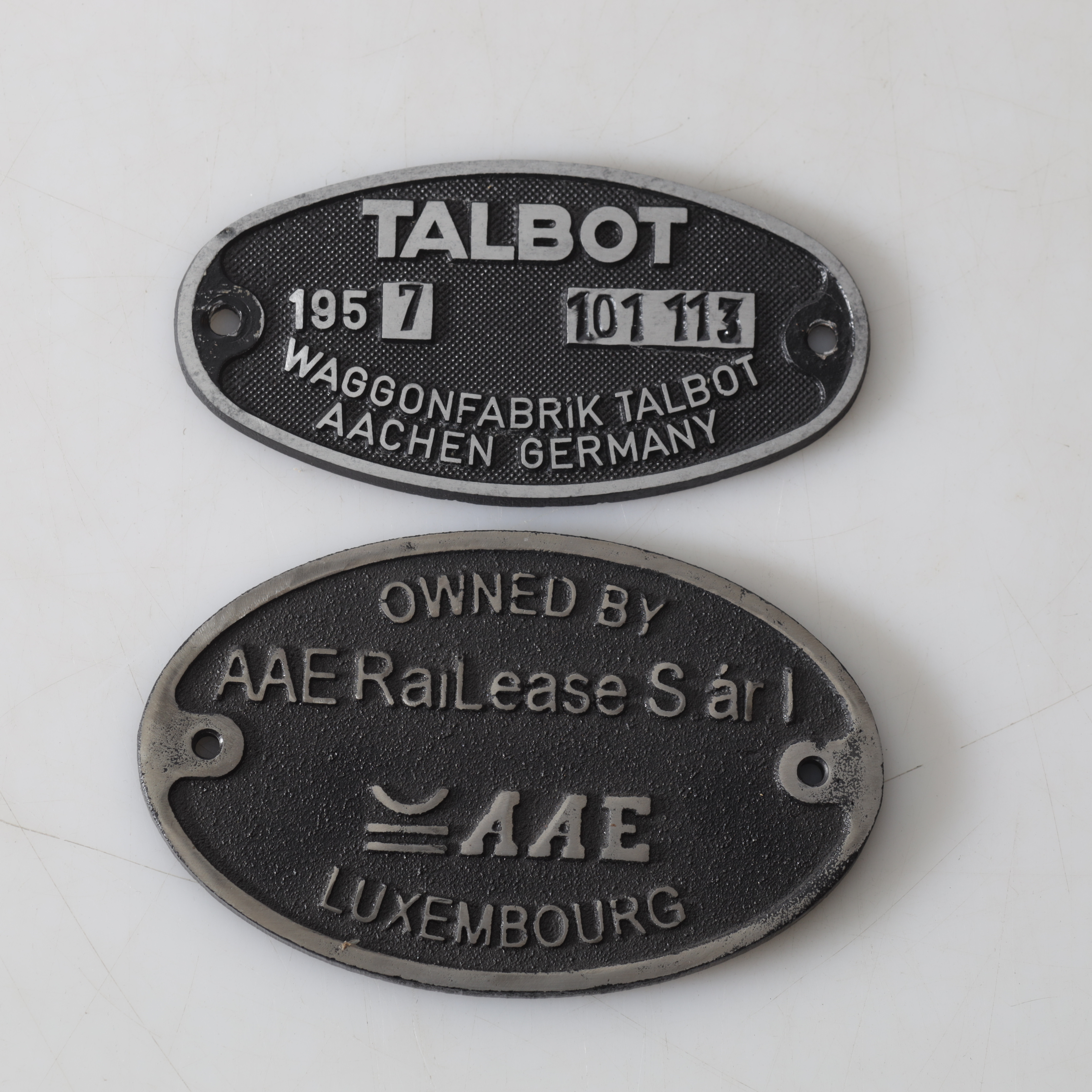 SKYLTAR, 2 st. Metall, delvis Talbot, Tyskland.