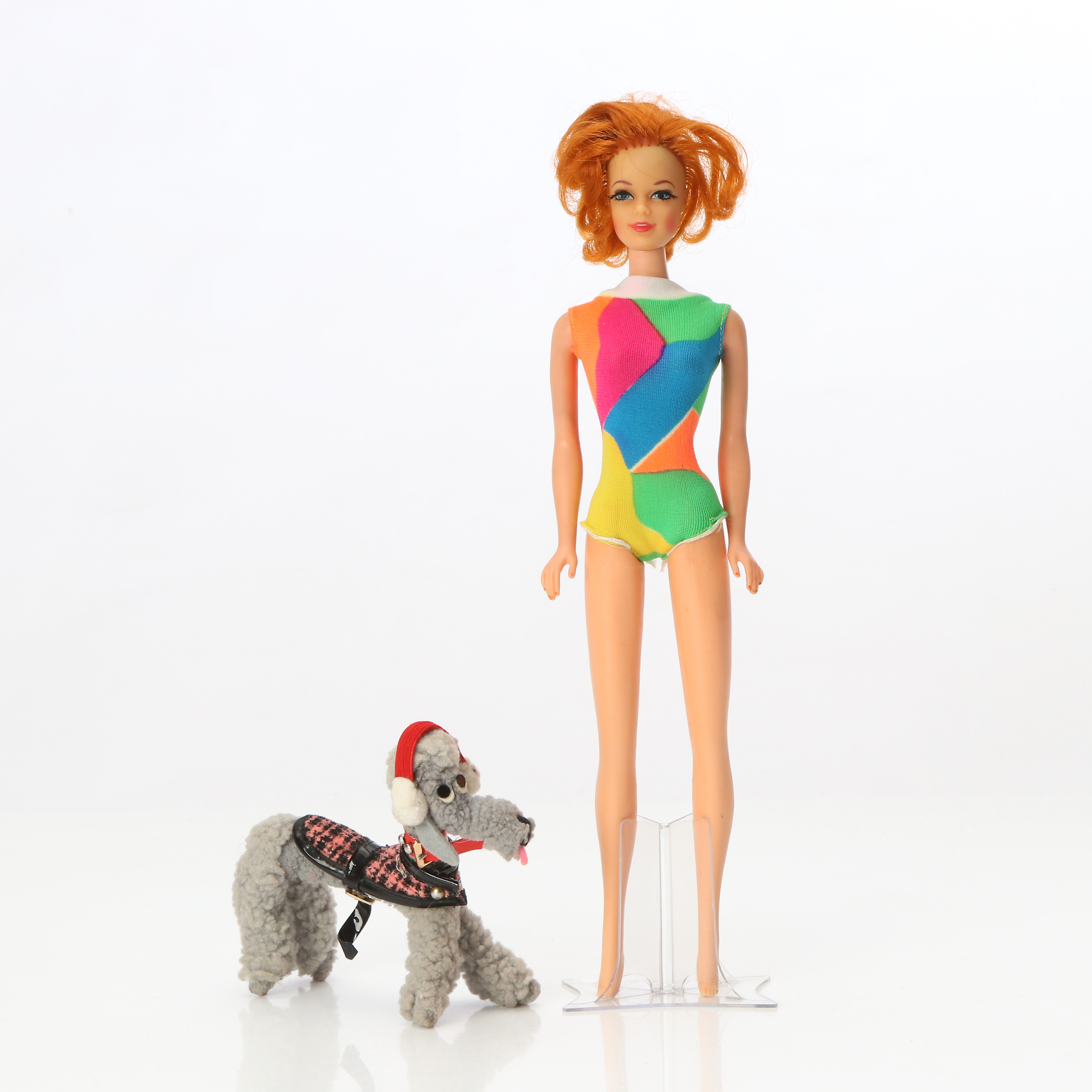 MATTEL-DOCKA OCH -HUND. Stacey Twist'n'Turn tillverkad 1969-71 samt Dog'n'Duds poodle tillverkad 1964-65.