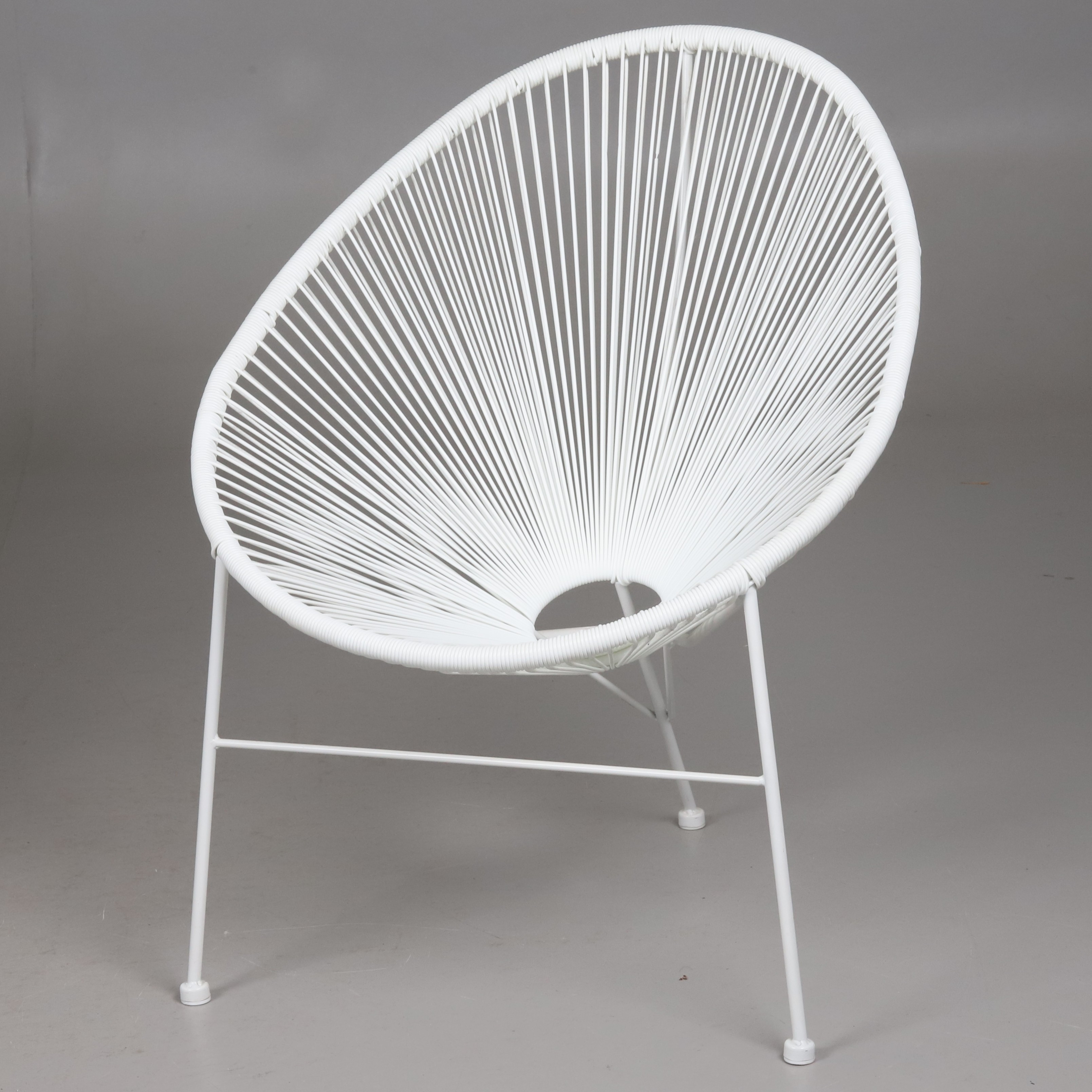 FÅTÖLJ. Vitlackerad metallstomme med snörad plastsits.