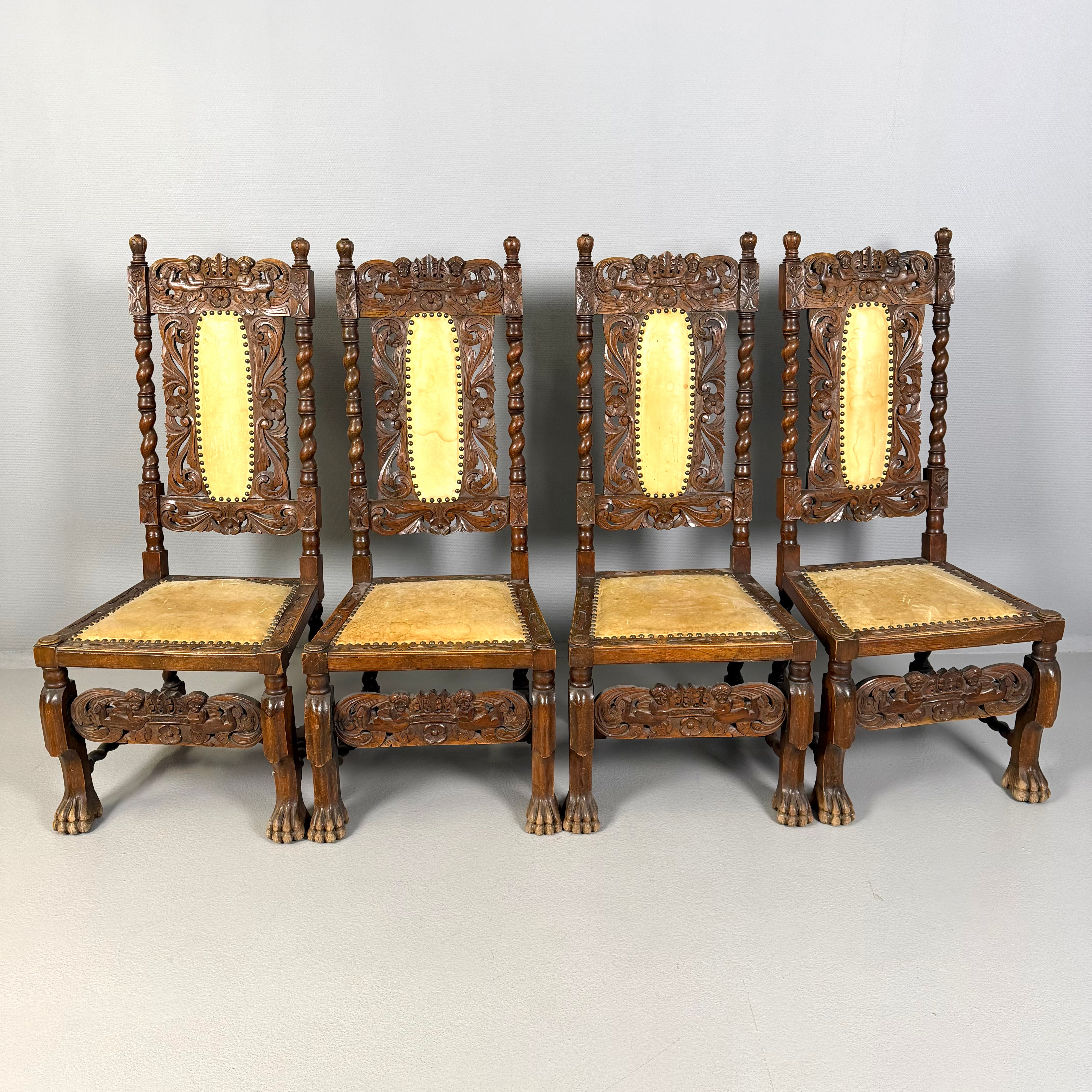 STOLAR, 4 st, 1900-talets första hälft, barockstil, ek, delvis genombruten träskuren dekor av bl a blomster och amoriner, delvis spiralsvarvade delar, dekorspik/tellikor i mässing, tassfötter.