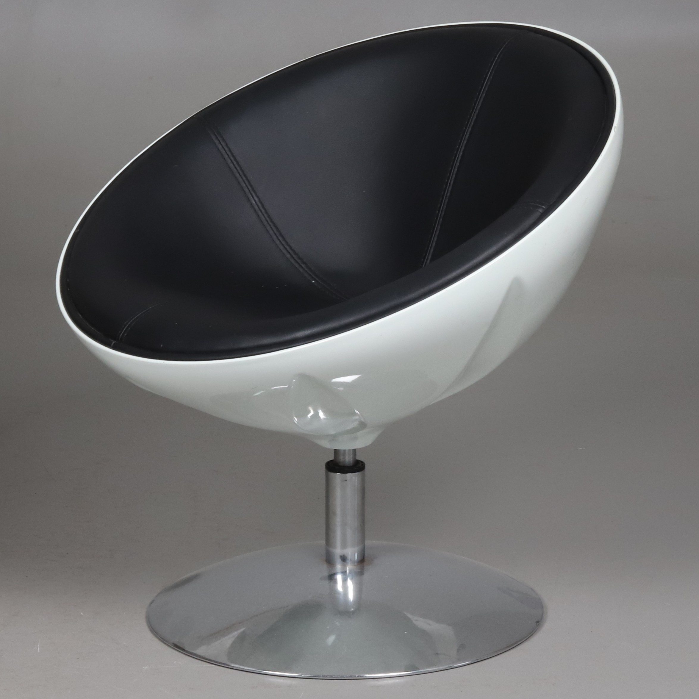 FÅTÖLJ. Stomme i metall och plast med konstlädersits, "Halfmoon", samtida.