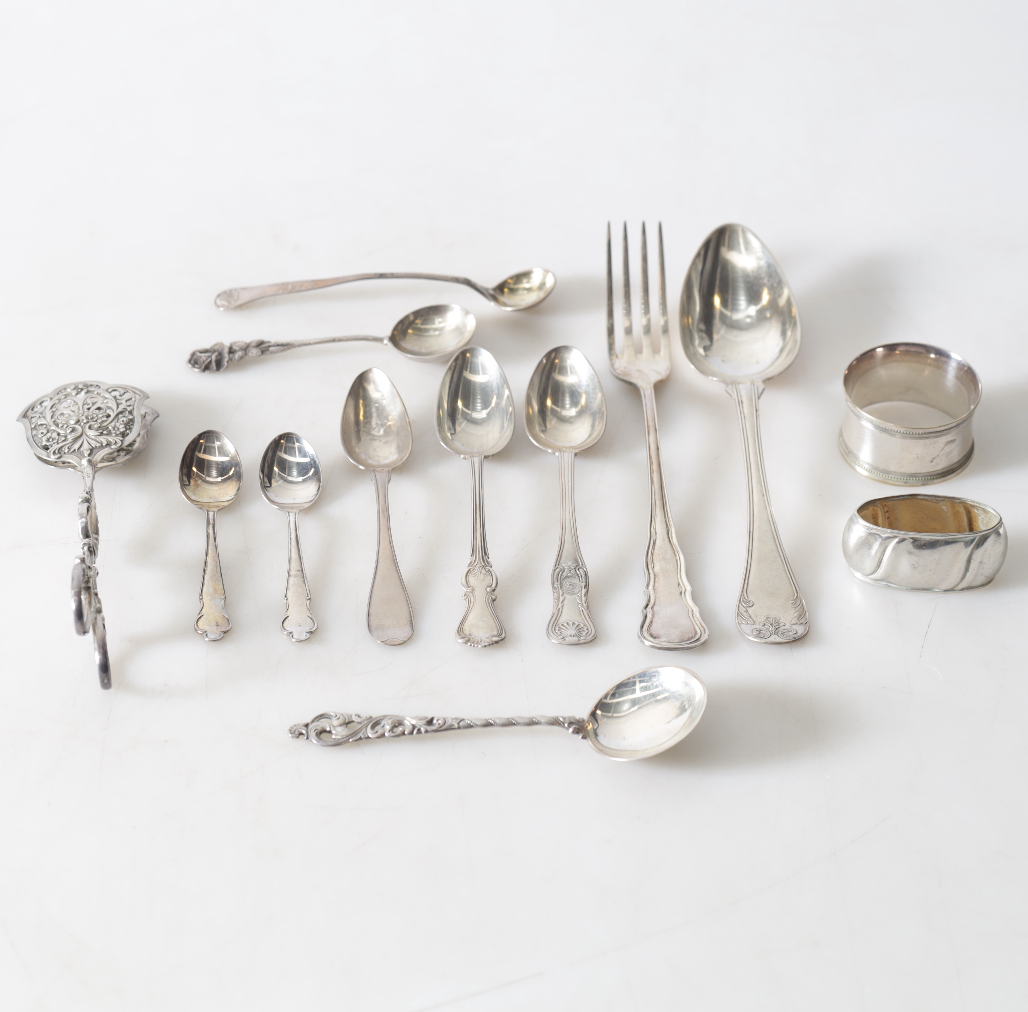 BESTICK & SERVETTRINGAR, 13 delar, silver. Totalvikt ca 343,6 gram.