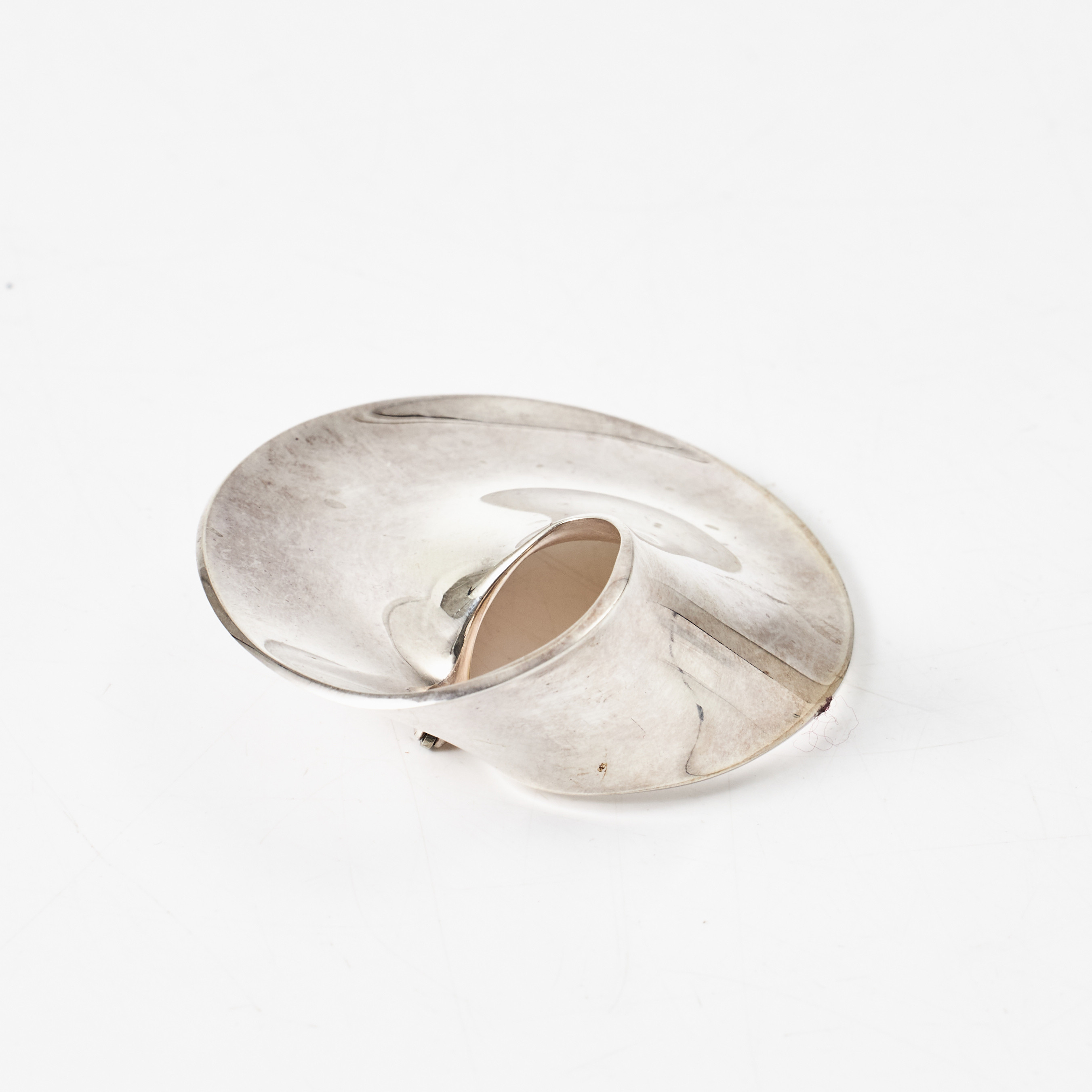 VIVIANNA TORUN BÜLOW-HÜBE. "Möbius", brosch, sterlingsilver, design nr 374, stämplad TORUN, Georg Jensen, Denmark.