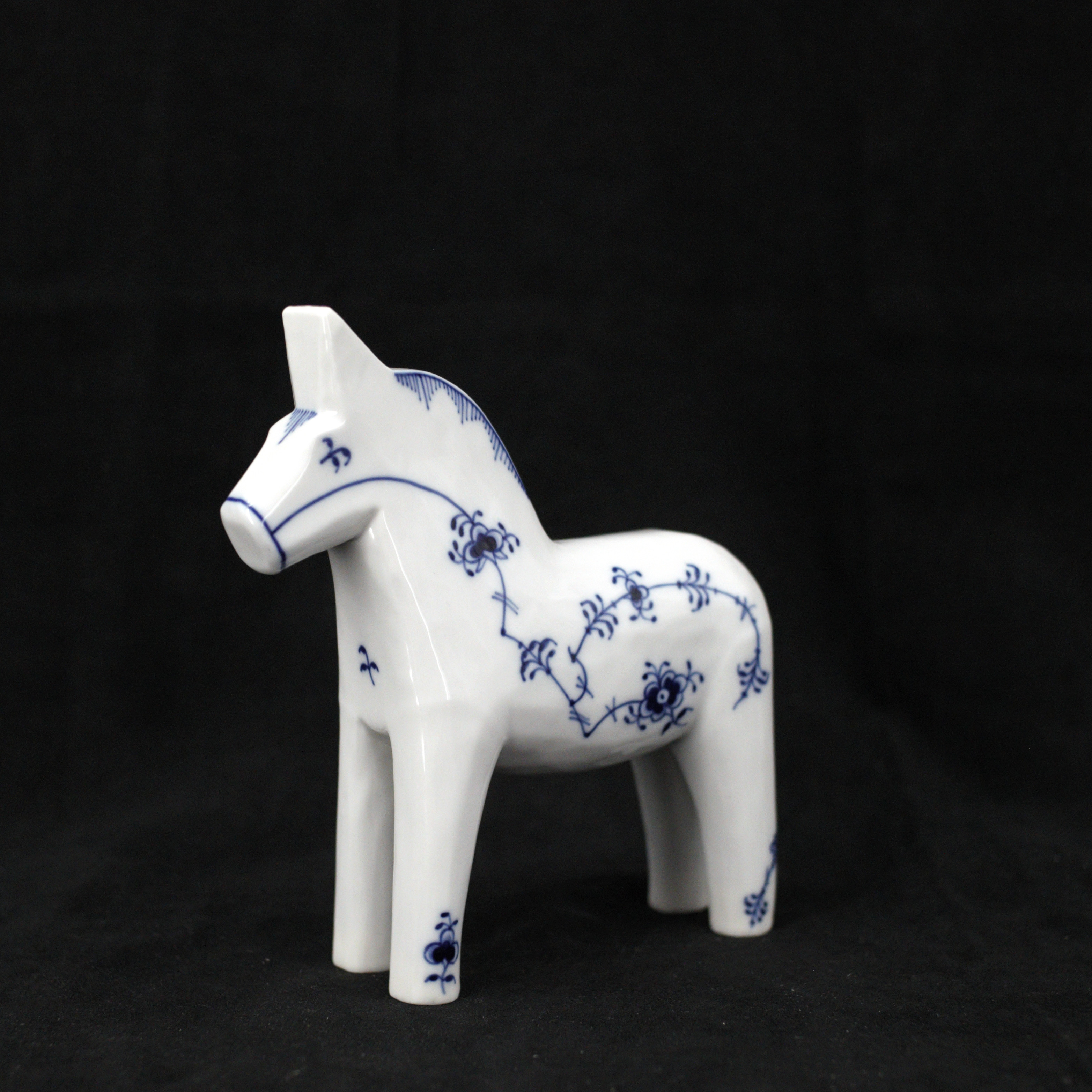 DALAHÄST, "Musselmalet", porslin, nr 570, Royal Copenhagen, Danmark.