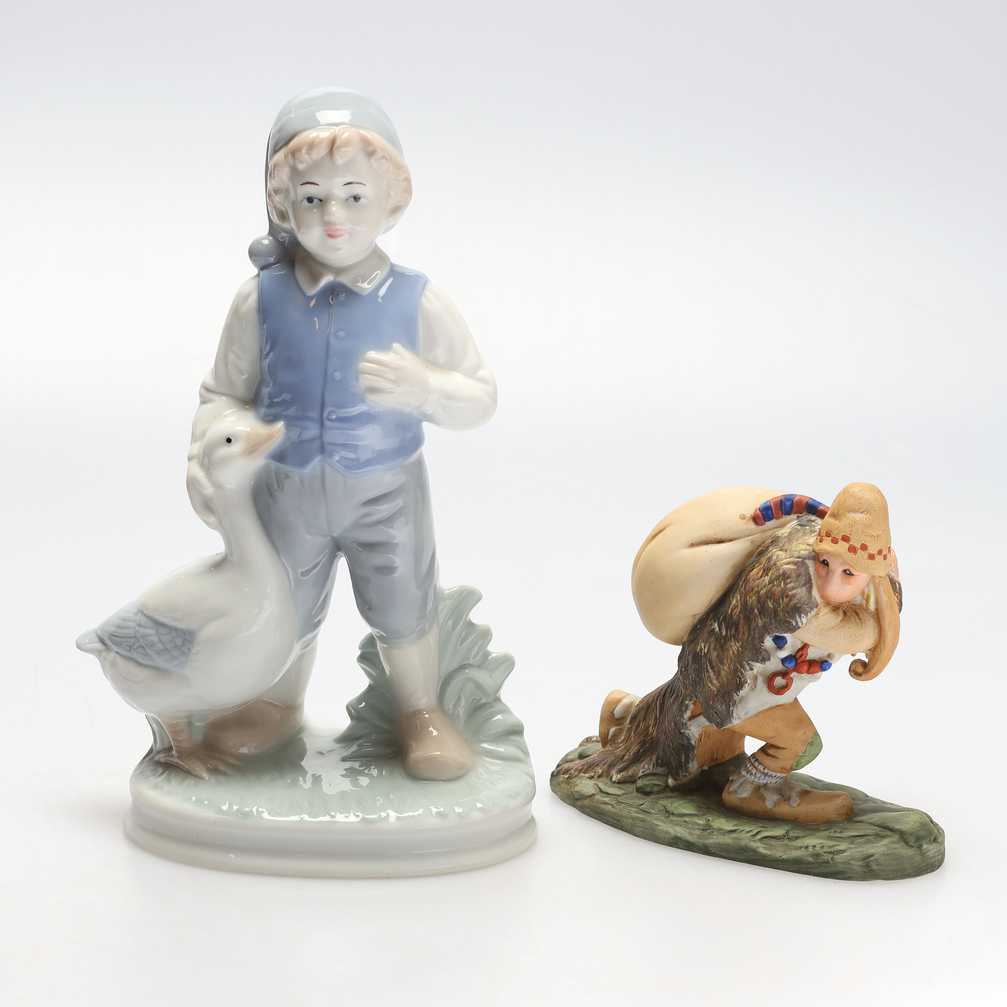 FIGURINER, 2 st, porslin, pojke, troll efter John Bauer, Nils Holgersson Gården AB.