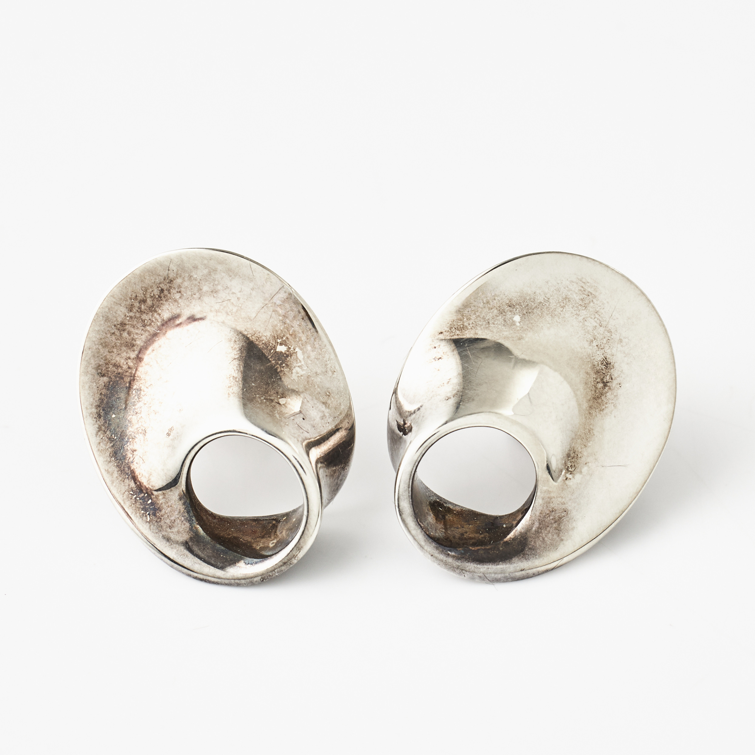 VIVIANNA TORUN BÜLOW-HÜBE. "Möbius", örhängen, 1 par, sterlingsilver, design no 142, stämplade TORUN, Georg Jensen, Denmark.
