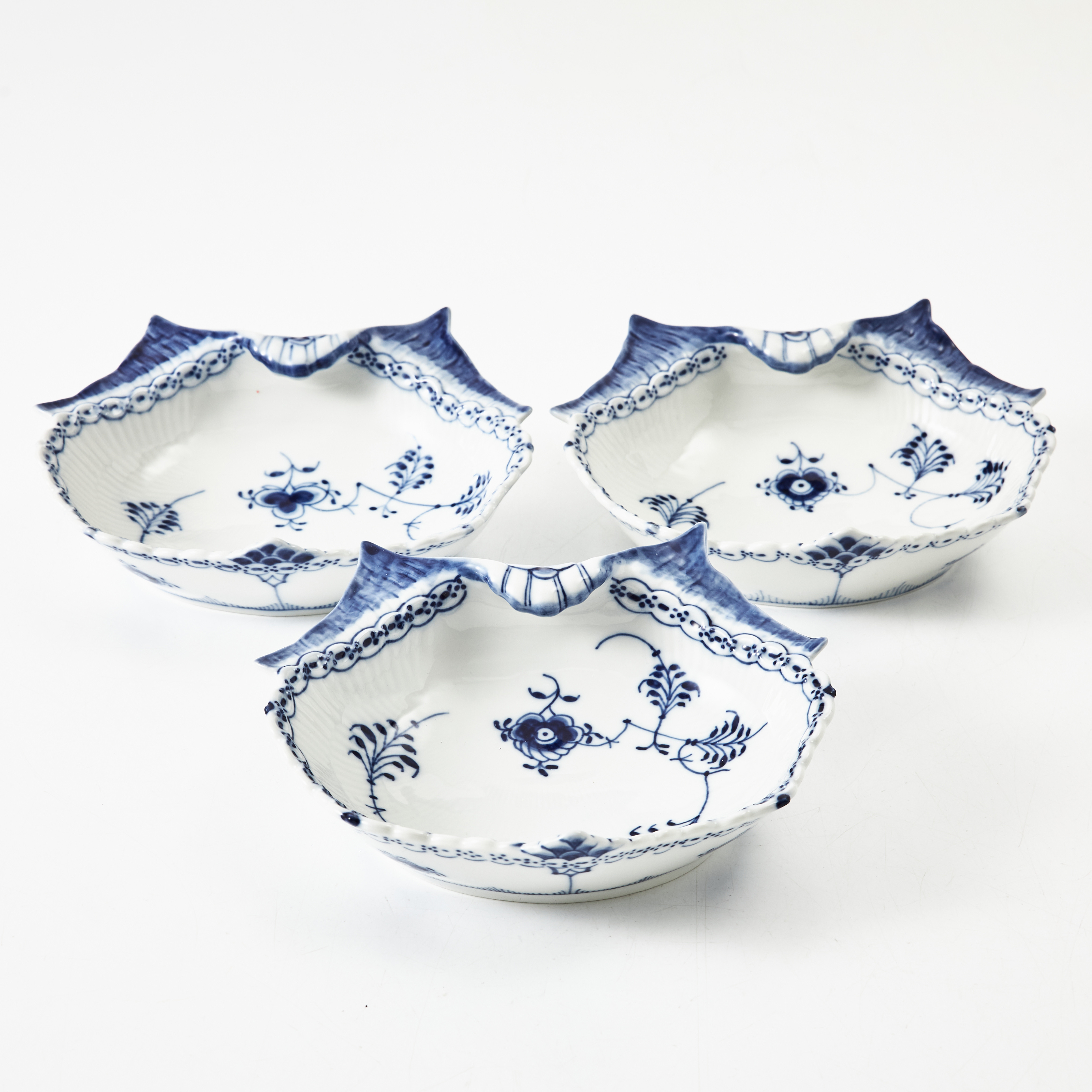ROYAL COPENHAGEN, "Musselmalet - Blue Fluted Half Lace", skålfat, 3 st., porslin, Danmark, 1900-talets andra hälft, snäckformade, nr 557, halvblonde.