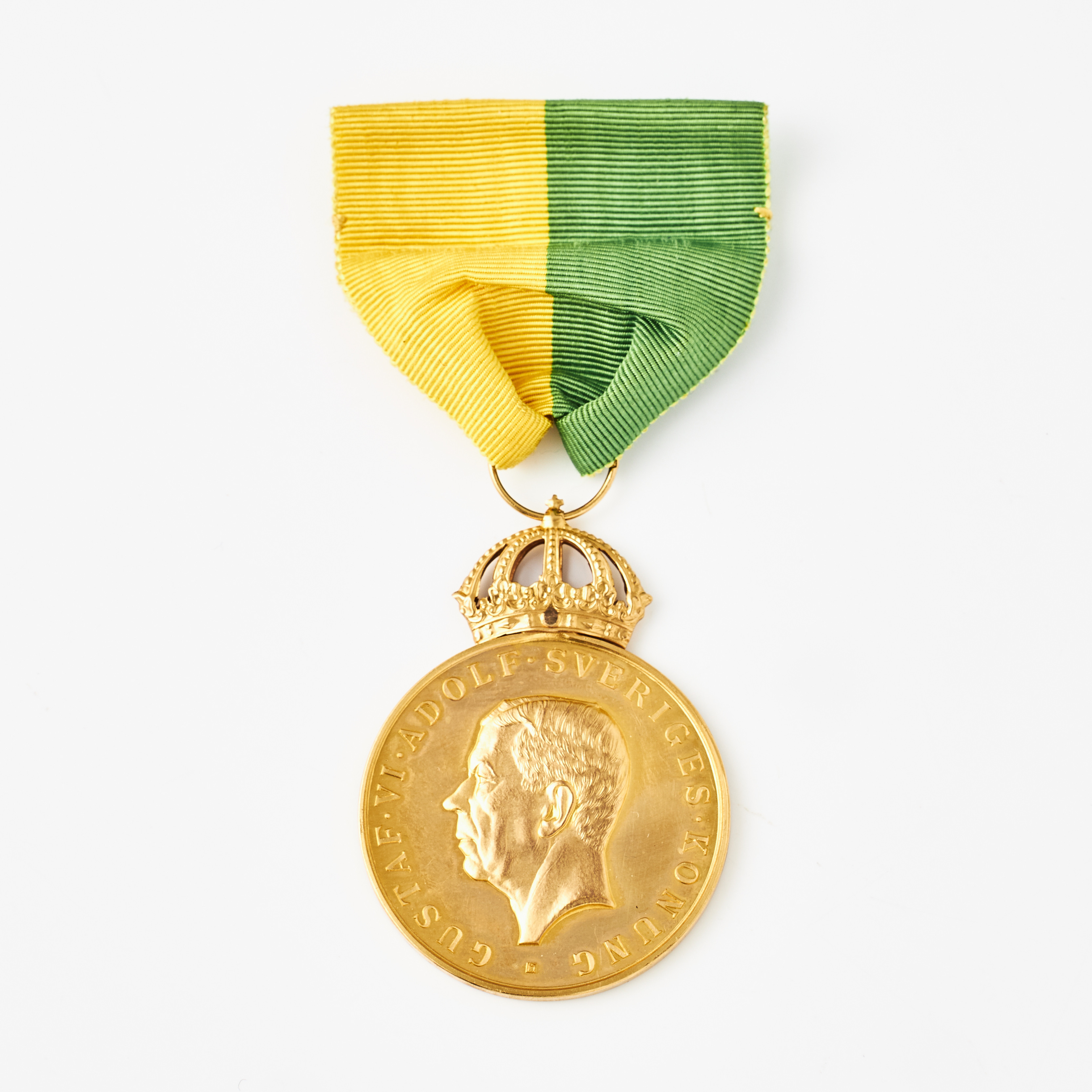 MEDALJ, 23 k guld, ring av 18 k guld, "För långvarig tjänst", Gustaf VI Adolf, Af Kungl. Patriotiska Sällskapet, utgiven av Kungl Mynt & Justeringsverket 1952.