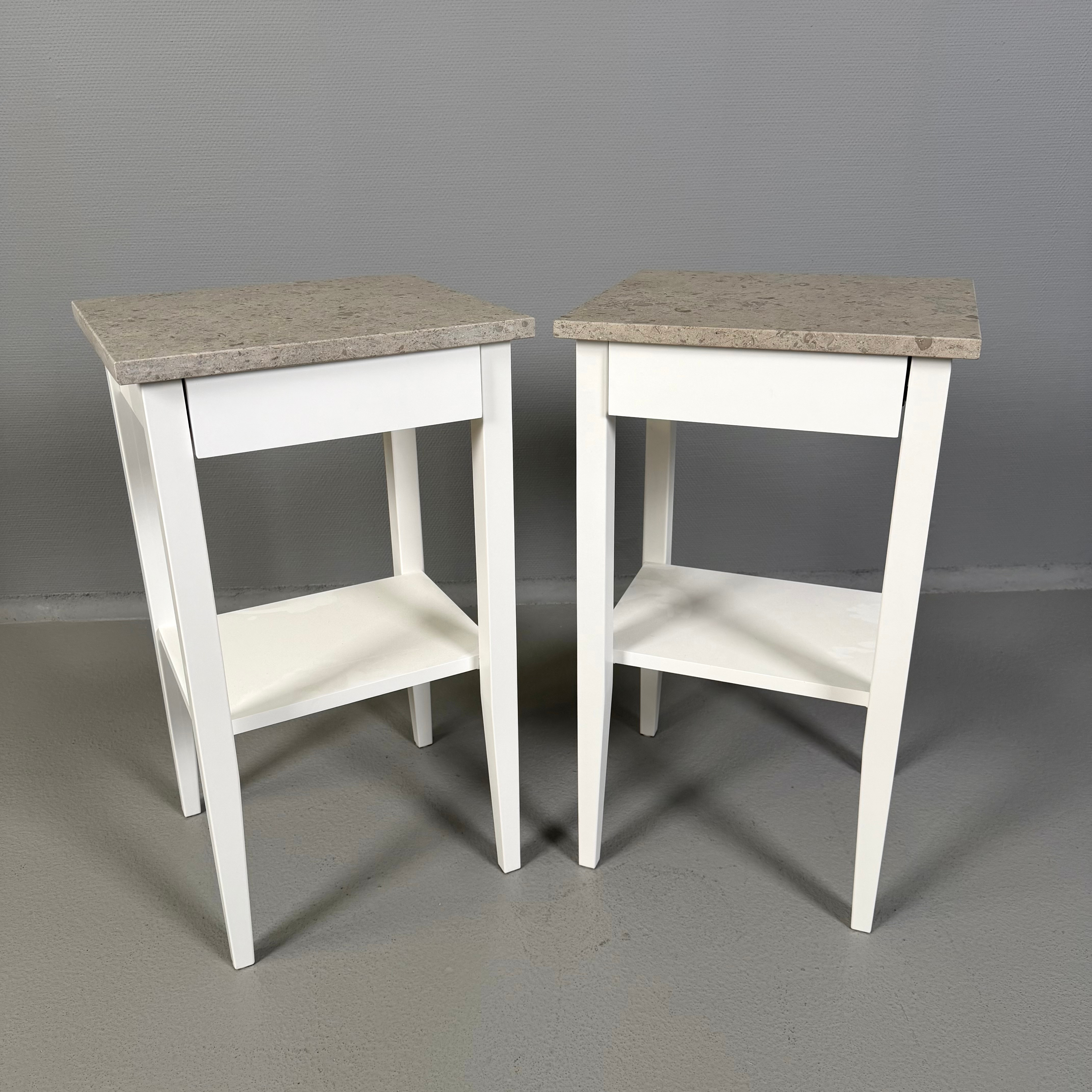 SÄNGBORD, 1 par, 1900/2000-tal, vitlackerade, skiva av kalksten, sarg med dold låda.