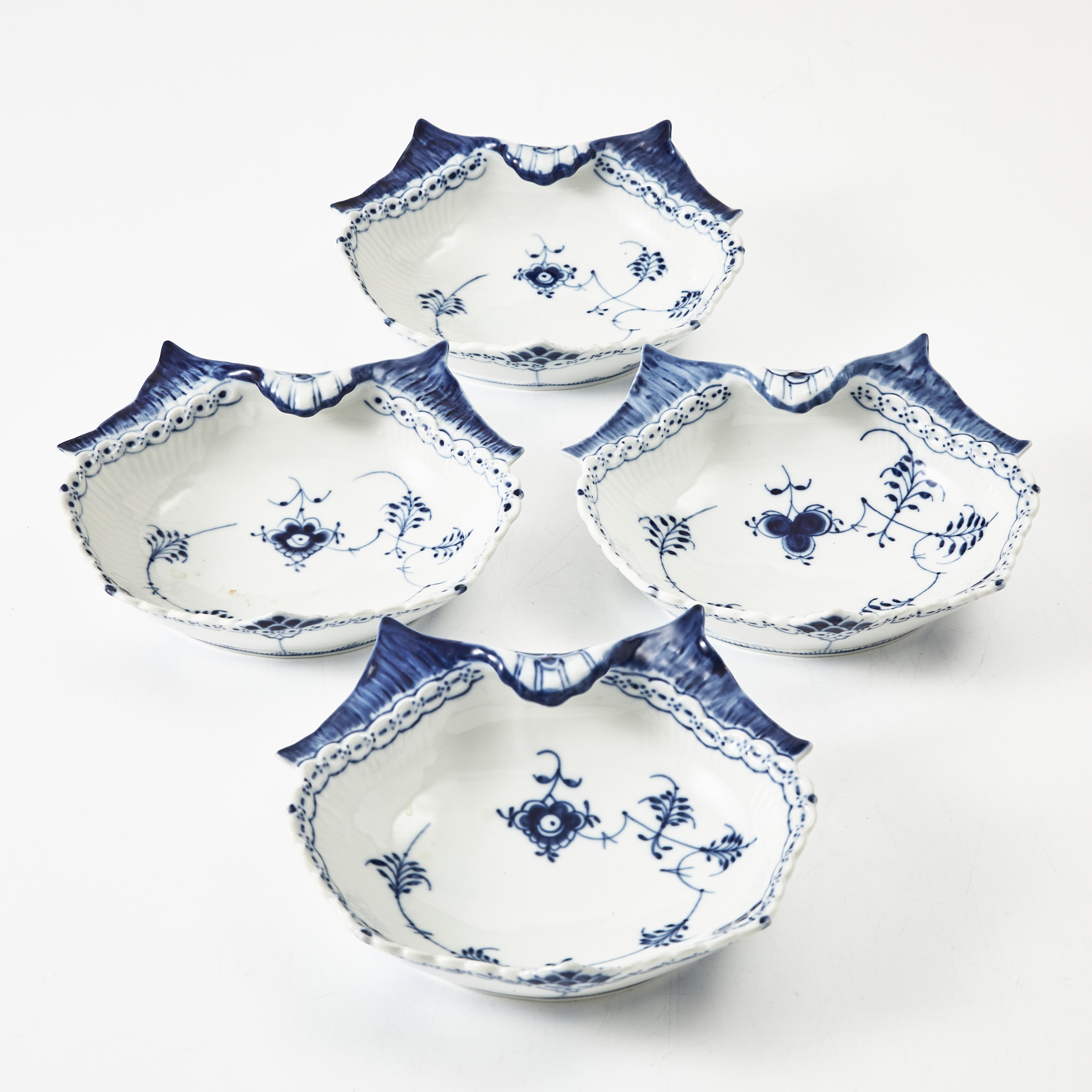 ROYAL COPENHAGEN, "Musselmalet - Blue Fluted Half Lace", skålfat, 4 st., porslin, Danmark, 1900-talets andra hälft, snäckformade, nr 557, halvblonde.