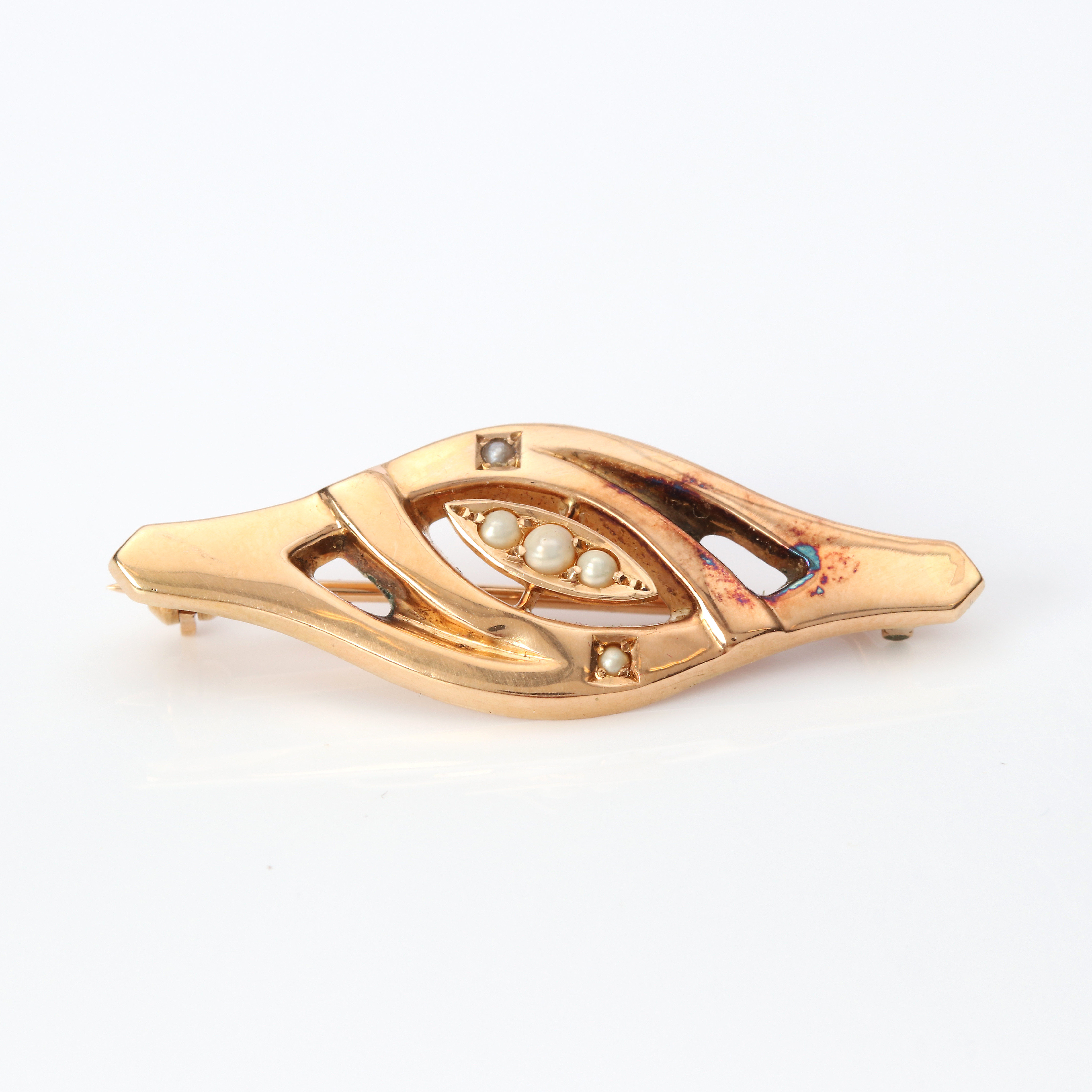 BROSCH, JUGEND. 18k guld med fröpärlor, Axel Bergman, Stockholm 1911, vikt ca 2,6 gram.