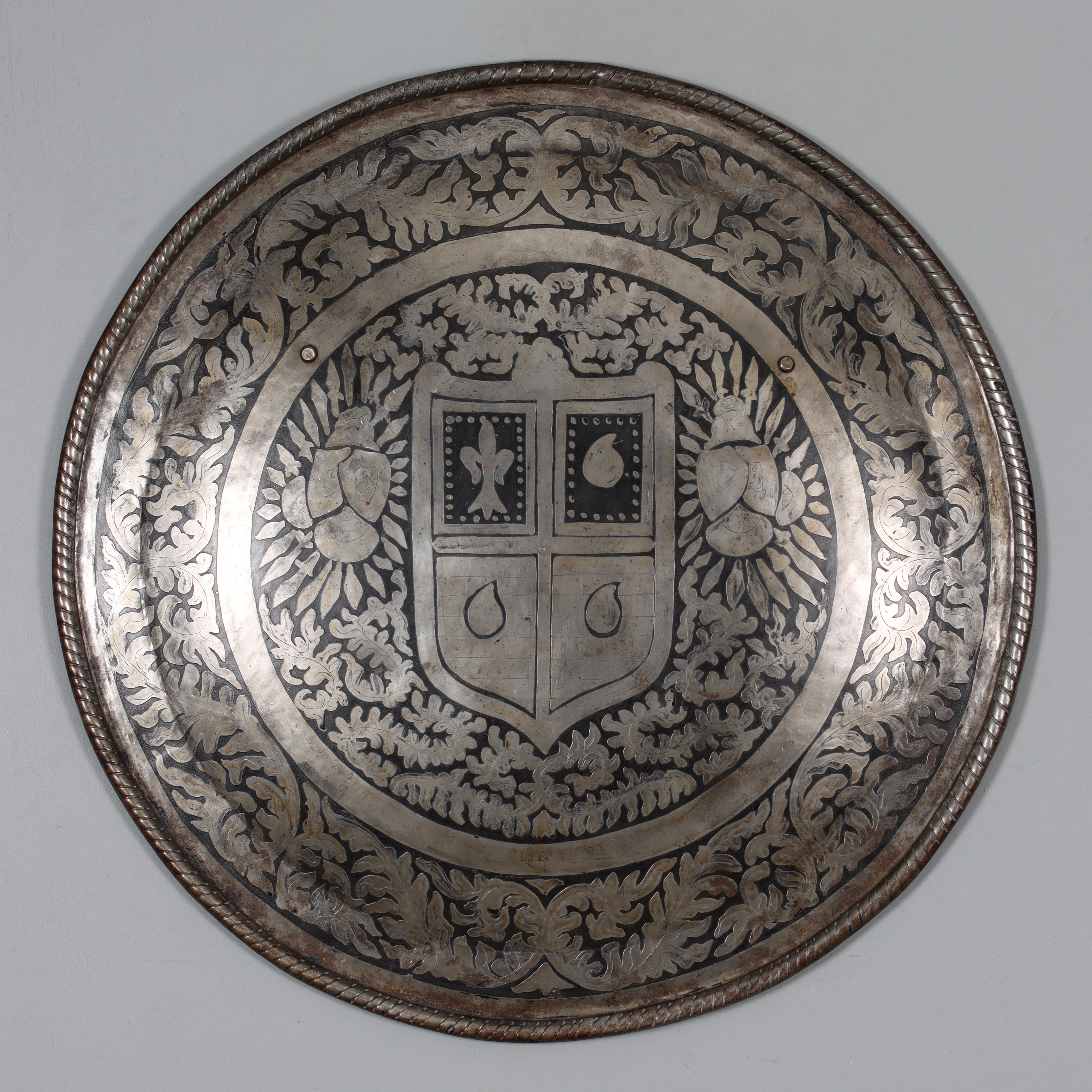 DEKORATIONSSKÖLD, metall, 1900-tal.
