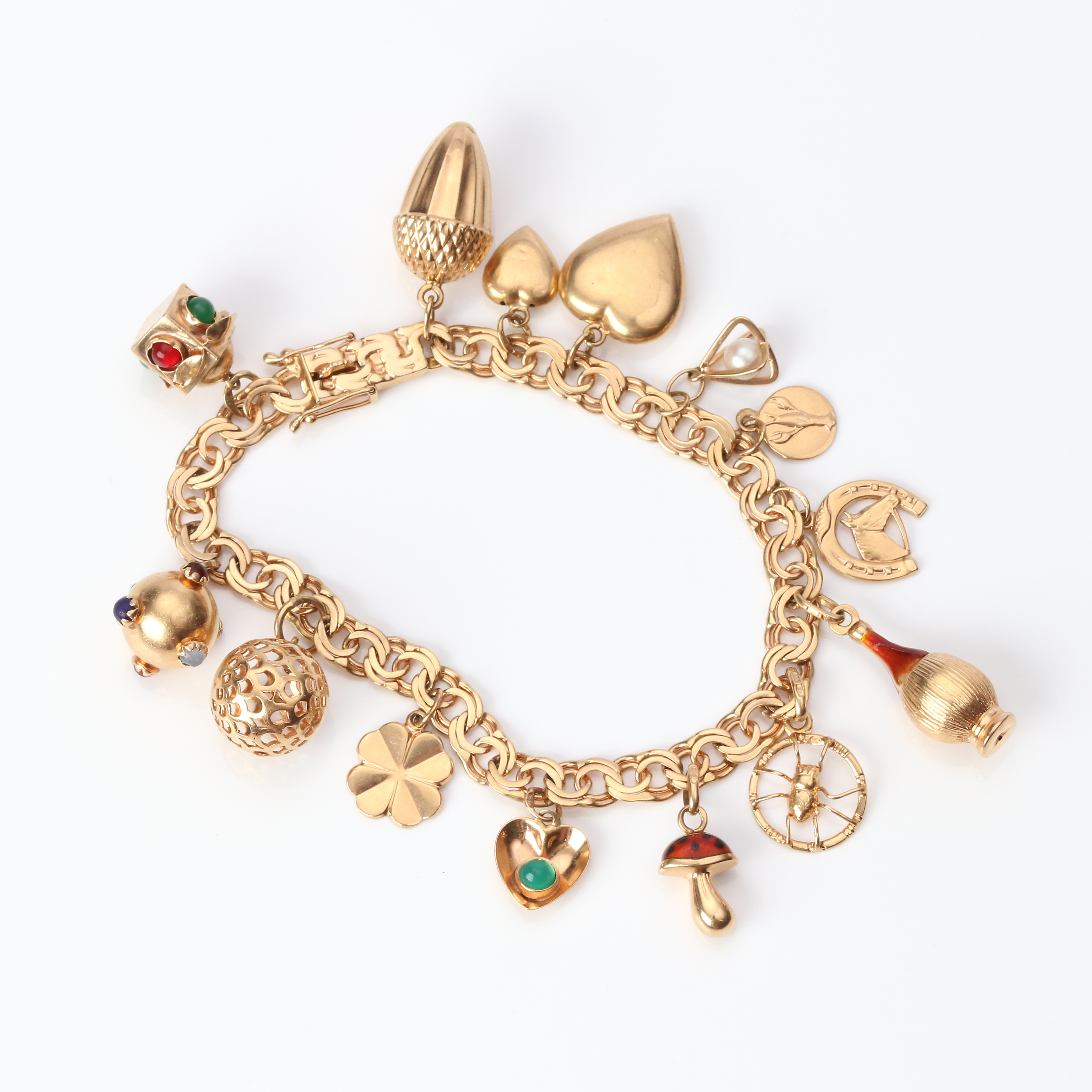 BERLOCKARMBAND, BISMARCK. 18k guld i armband och berlocker, en berlock i 14k guld, totalvikt ca 27,5 gram.