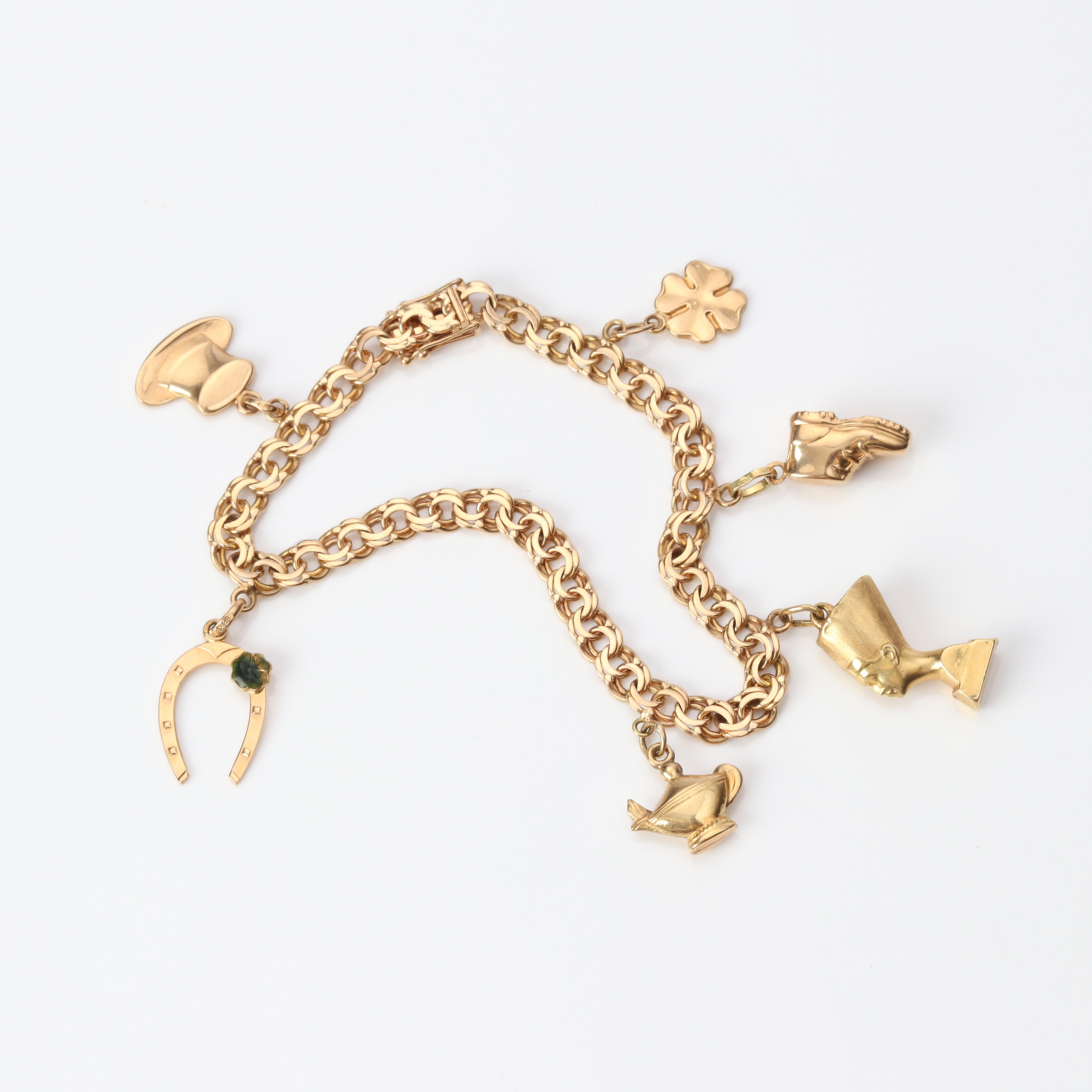 BERLOCKARMBAND, BISMARCK. 18k guld i armband och berlocker, totalvikt ca 15,7 gram.