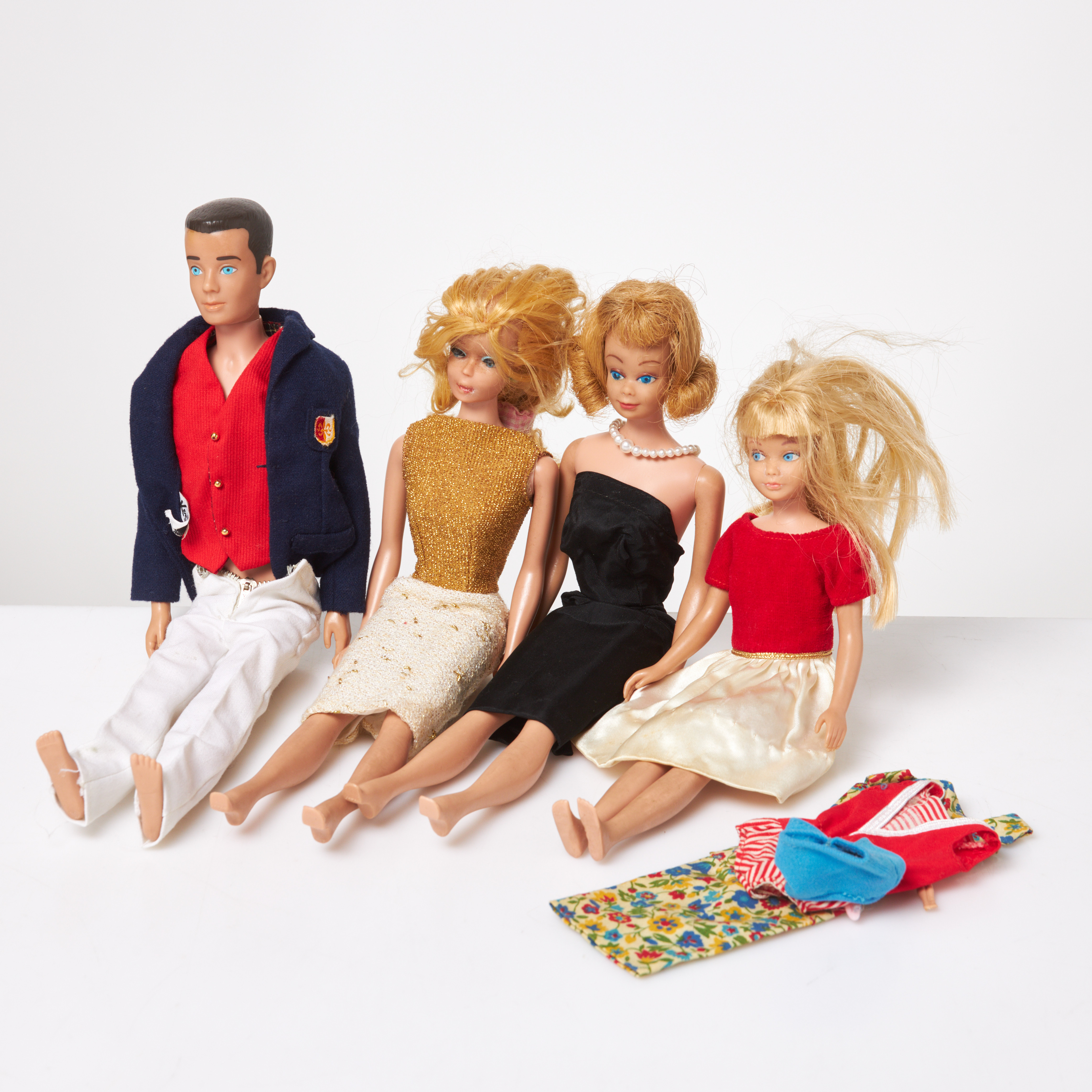 MATTEL, Dockor, 4 st, Midge, Ken, Skipper, med kläder i original, 1960-tal.