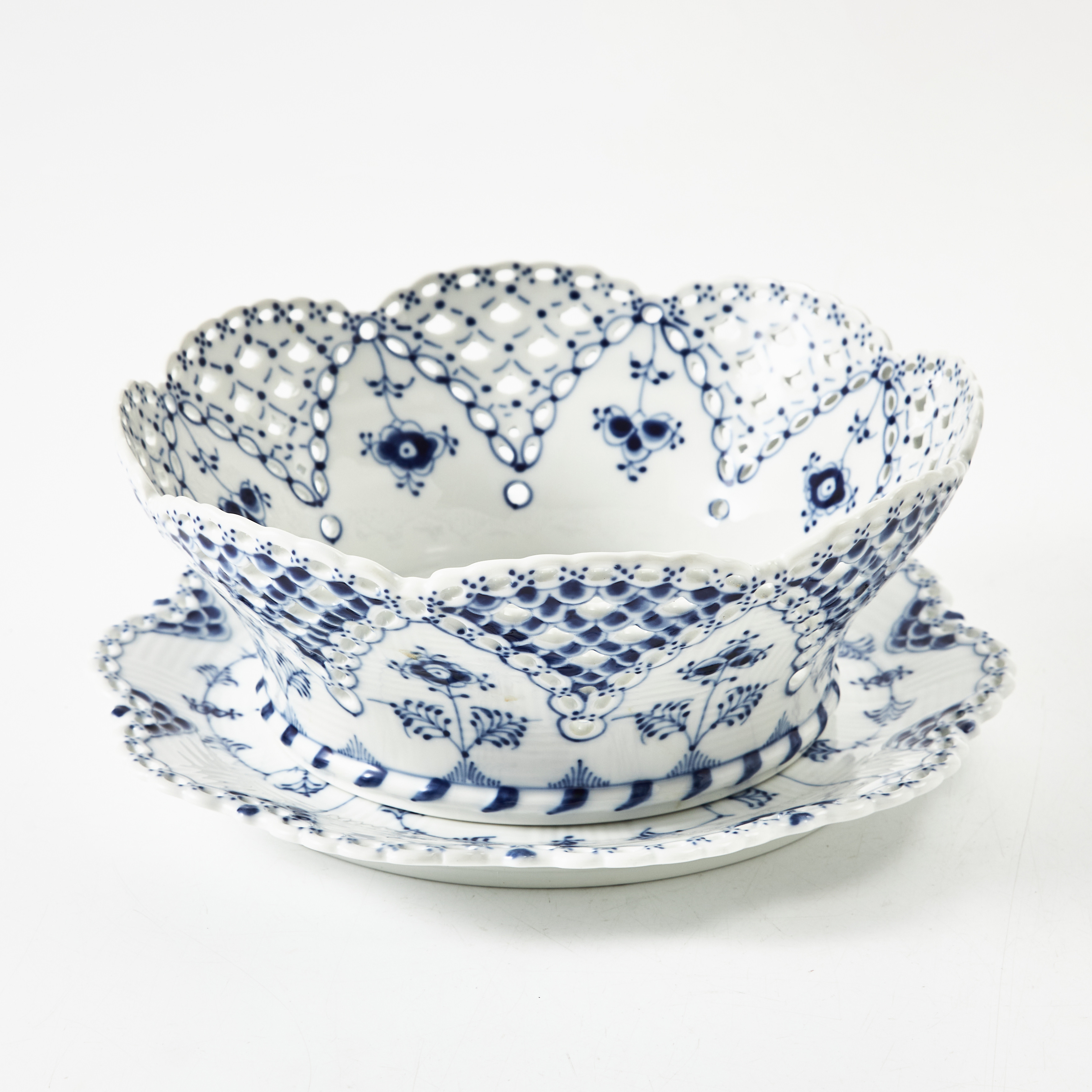 ROYAL COPENHAGEN, "Musselmalet - Blue Fluted Full Lace", fruktskål med fat, porslin, Danmark, 1900-talets andra hälft, vågformad kant, nr 1061, 1062, helblonde.