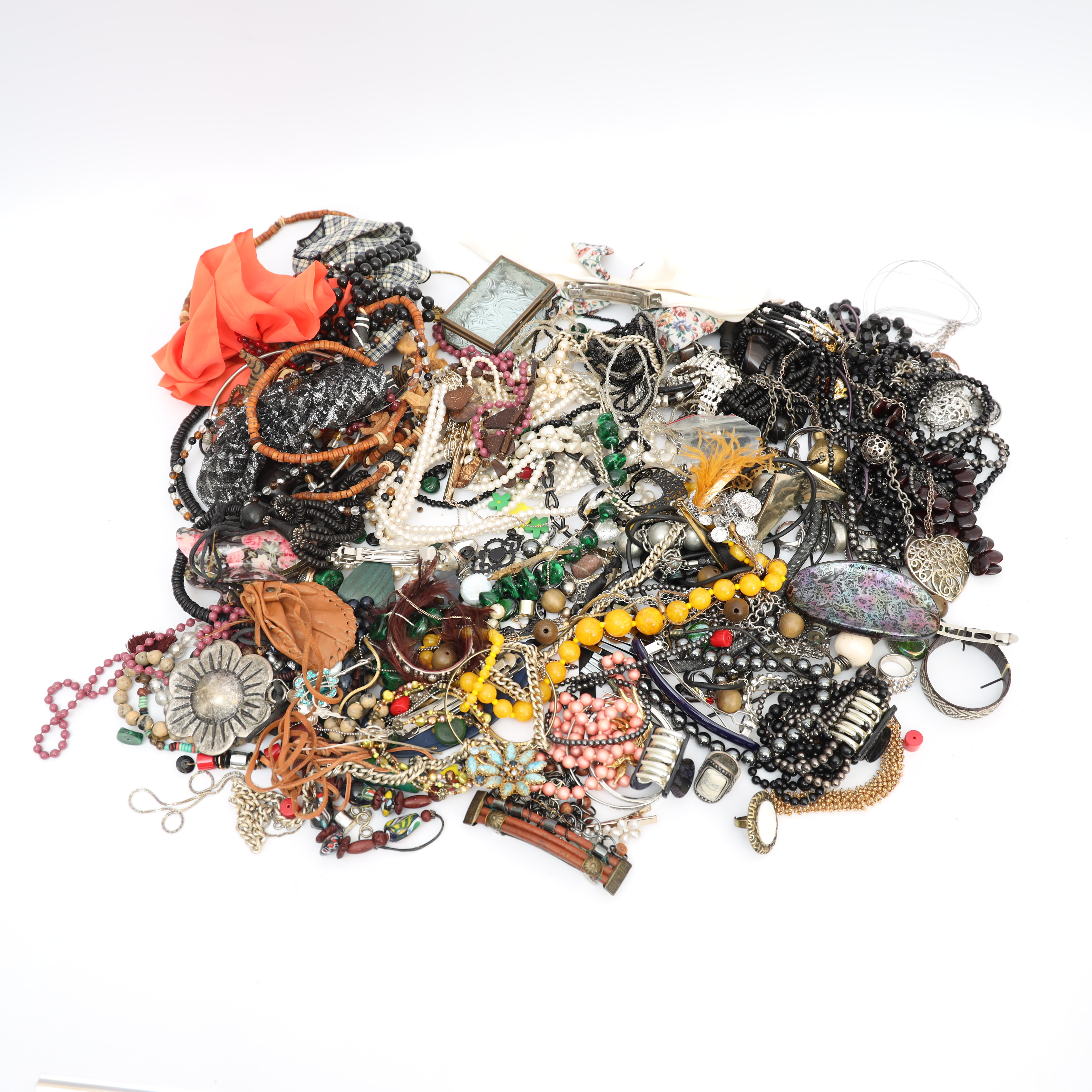 BIJOUTERIER, halsband, ringar, armband med mera, fåtal i silver.