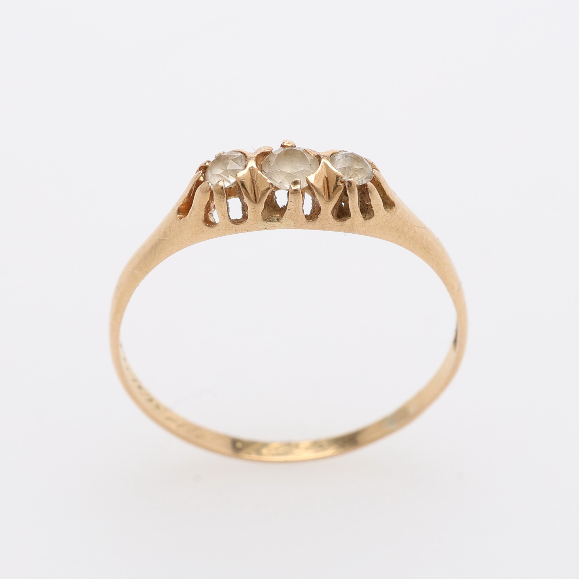 RING, 18K GULD MED TRE VITA STENAR, TOTAL VIKT CIRKA 1,4 GRAM.