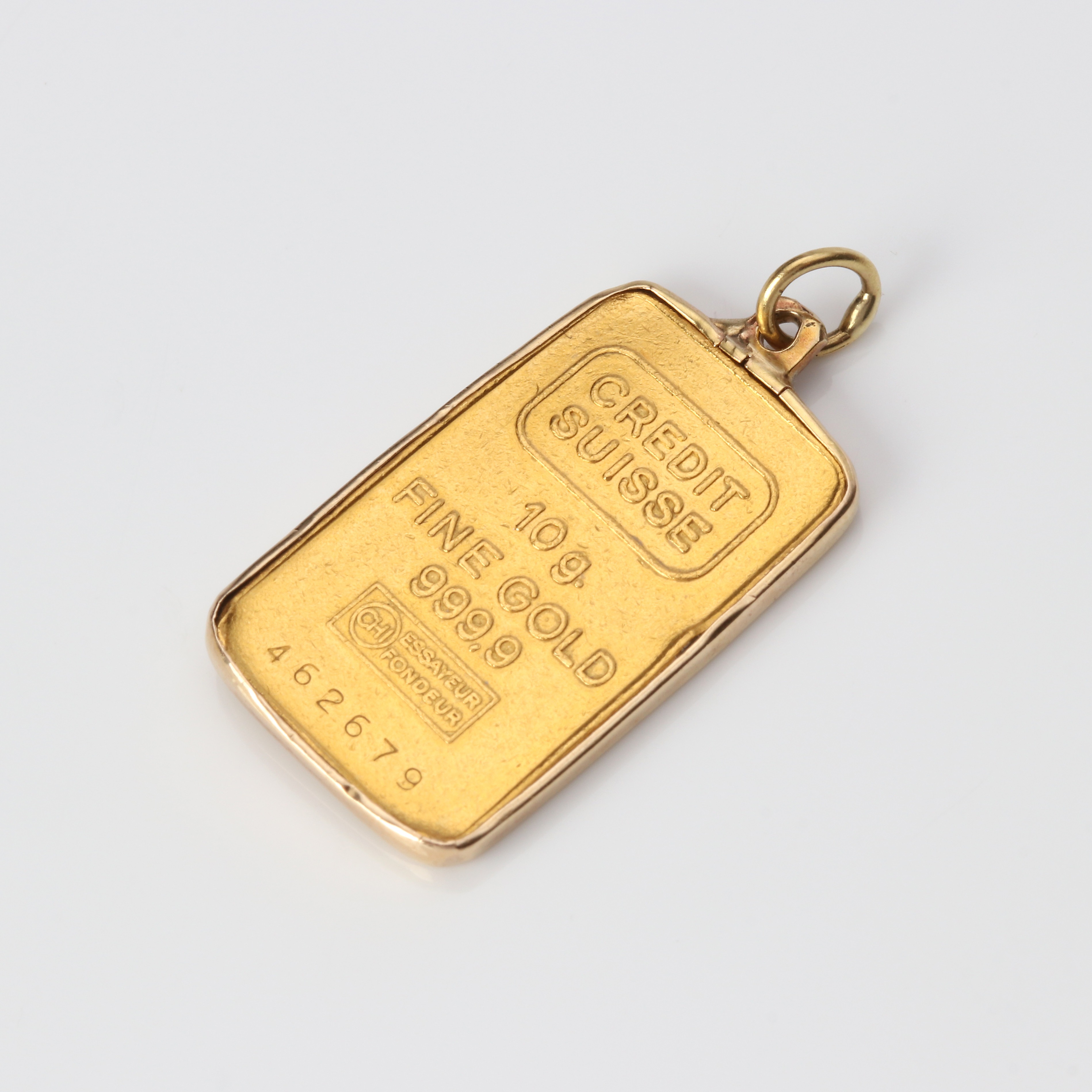 HÄNGE MED GULDTACKA. Tackan i finguld 999,9/1000 med montering i 14k guld, totalvikt ca 10,5 gram.