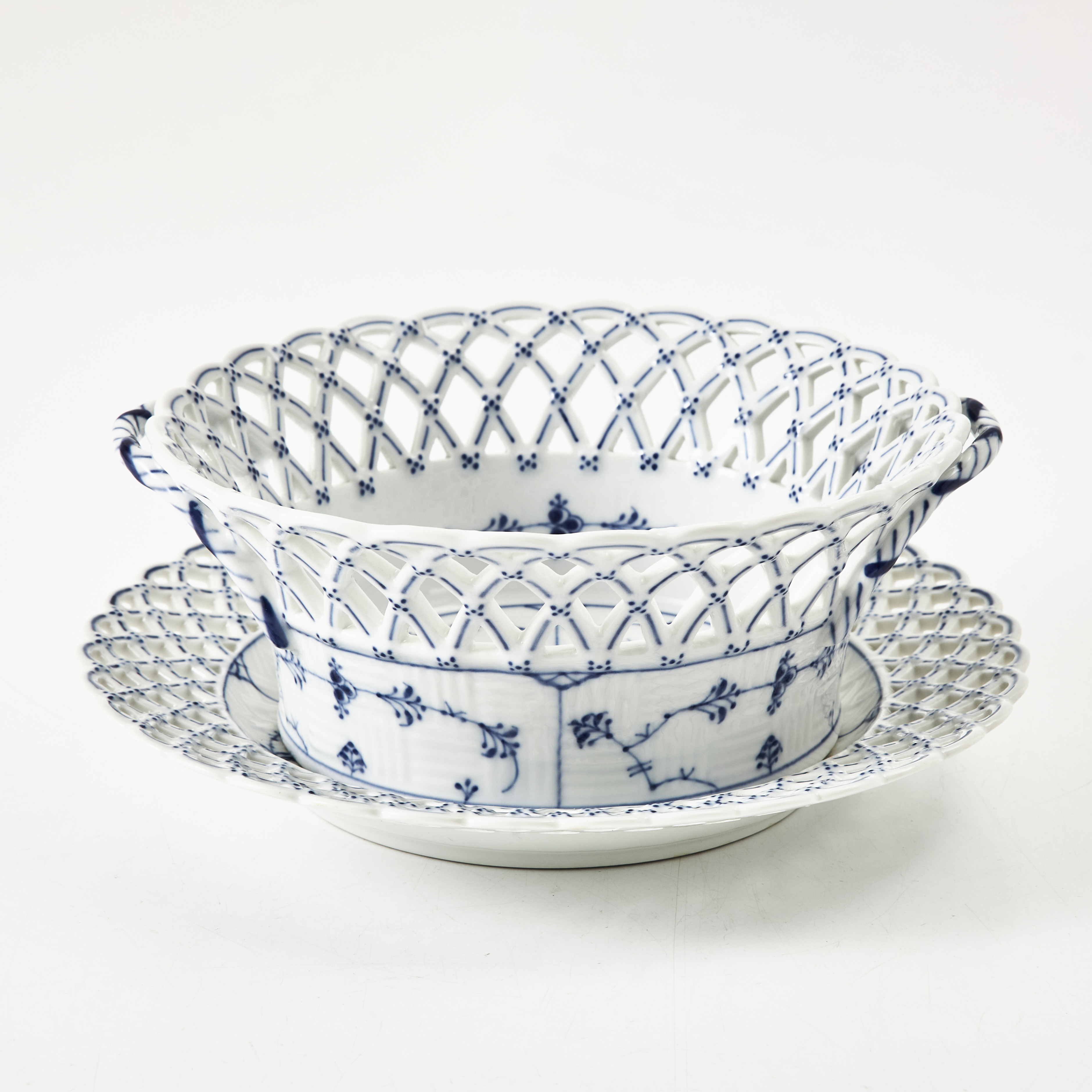 ROYAL COPENHAGEN, "Musselmalet - Blue Fluted Full Lace", fruktskål med fat, porslin, Danmark, 1900-talets andra hälft, gallerkant, korgimitation, nr 1052, 1098, helblonde.