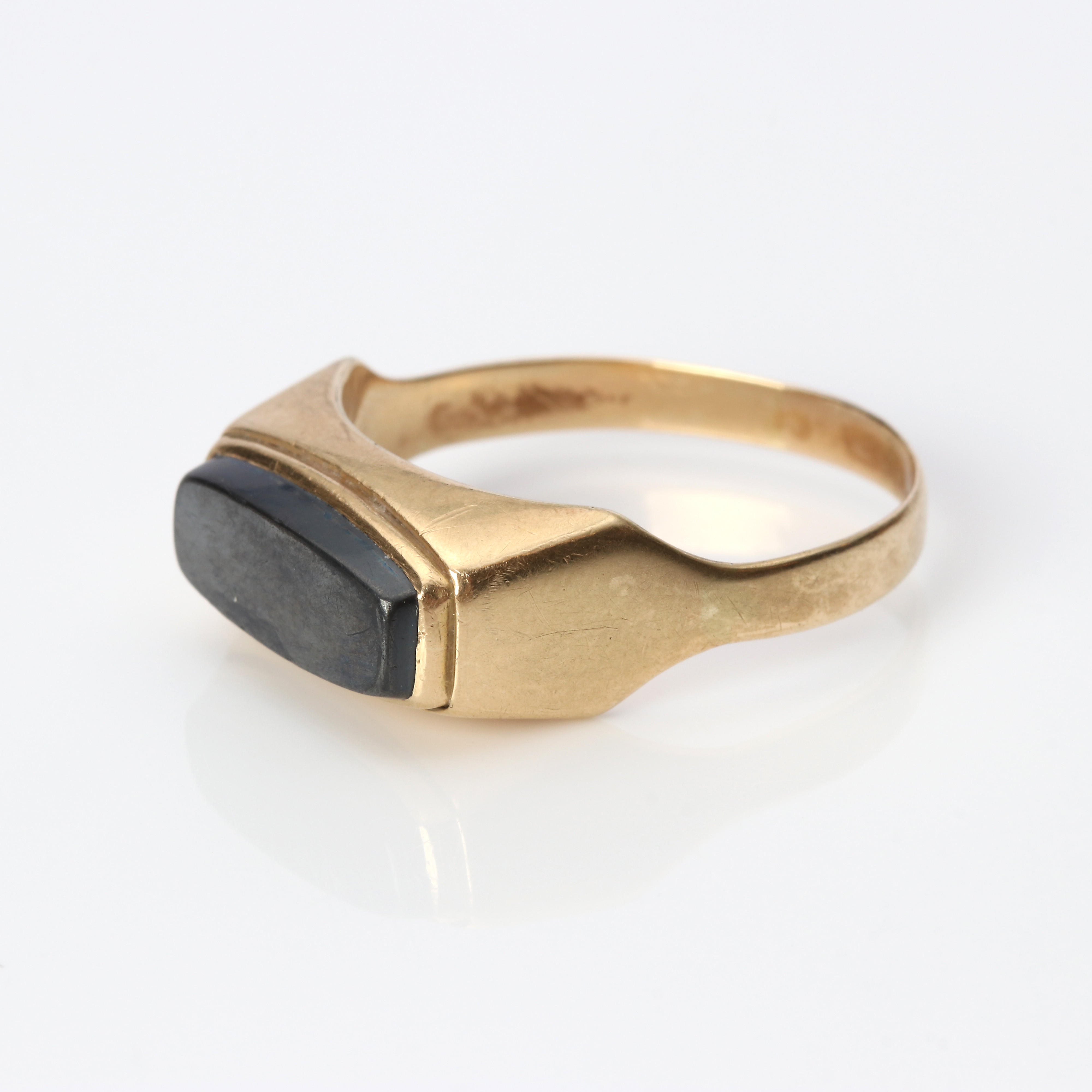 HEMATITRING. 14k guld med en planpolerad hematit, totalvikt ca 5,4 gram.