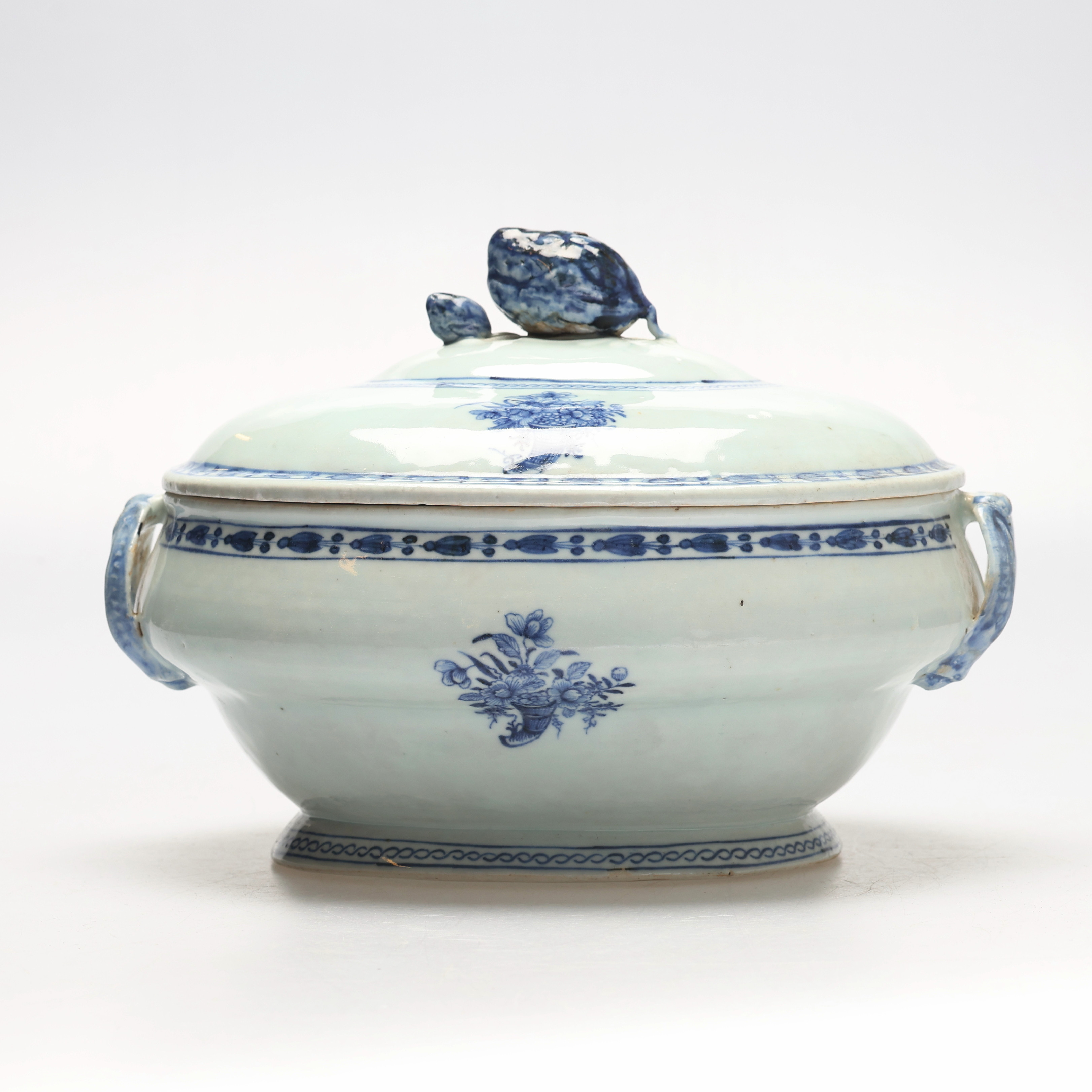 TERRIN med LOCK, Kina, porslin, Qingdynastin, Qianlong (1735-1796), dekor i underglasyrblått.