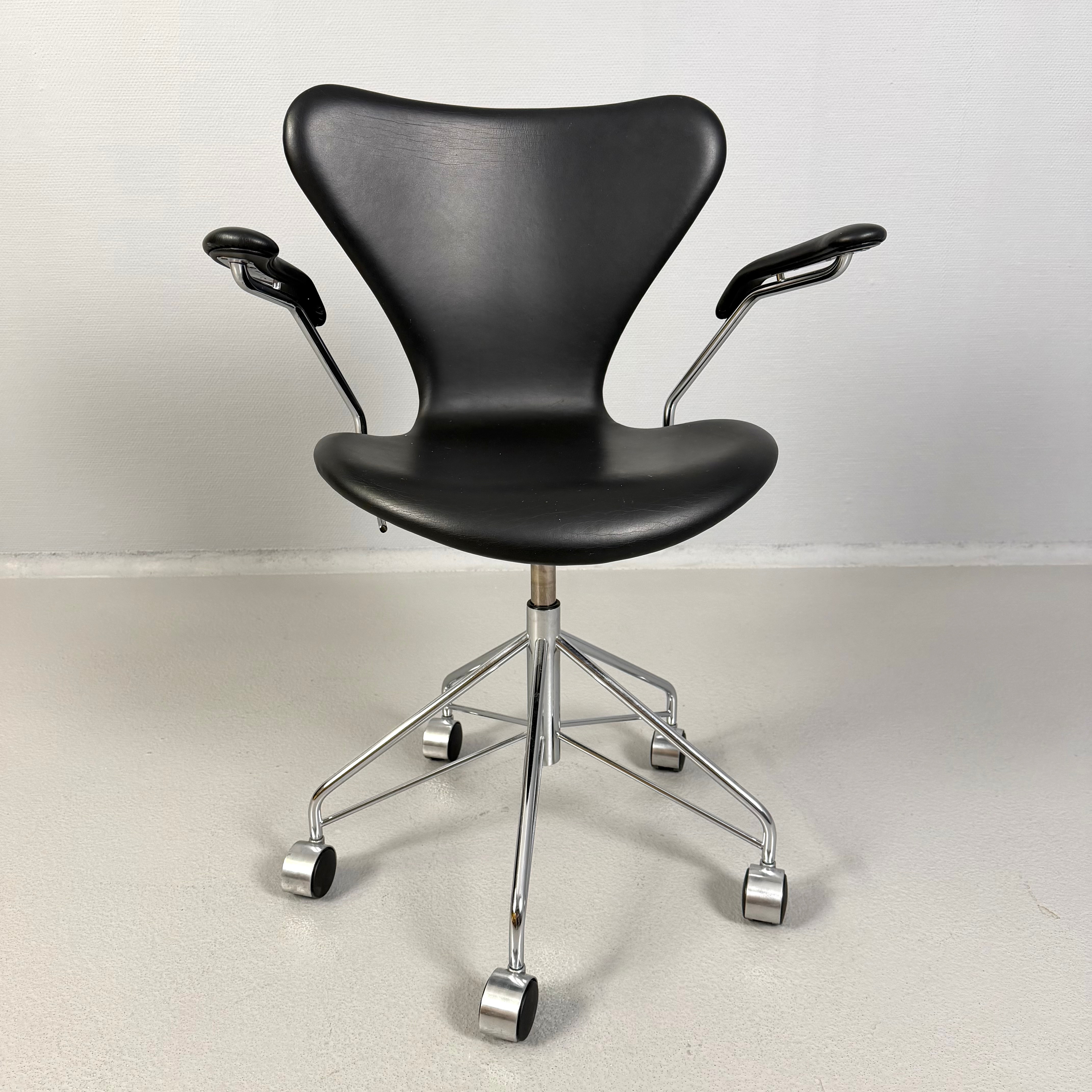 ARNE JACOBSEN. "Sjuan", kontorsstol, Fritz Hansen, klädsel i svart skinn.