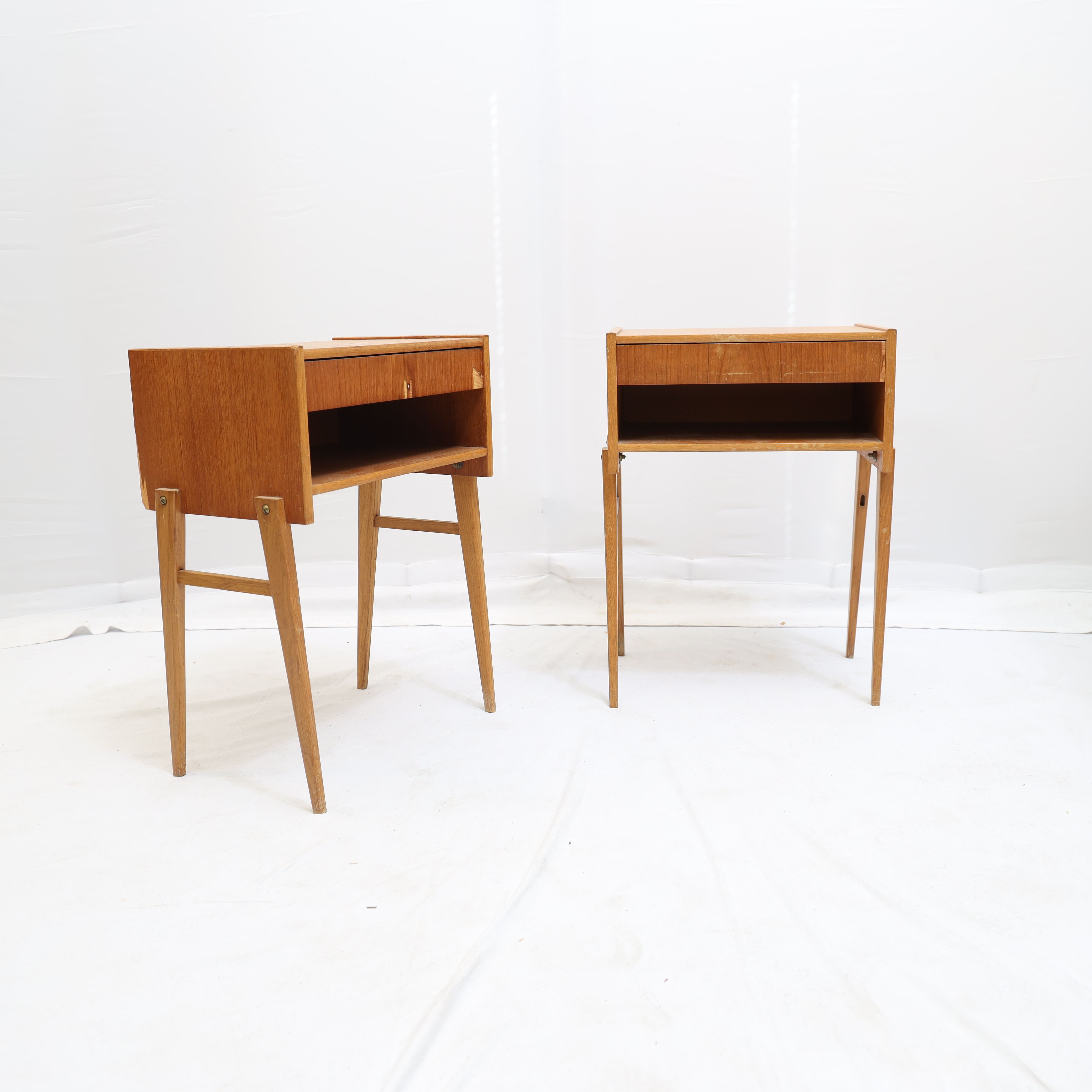 SÄNGBORD ETT PAR, 1950-1960-tal, teak, med en låda.