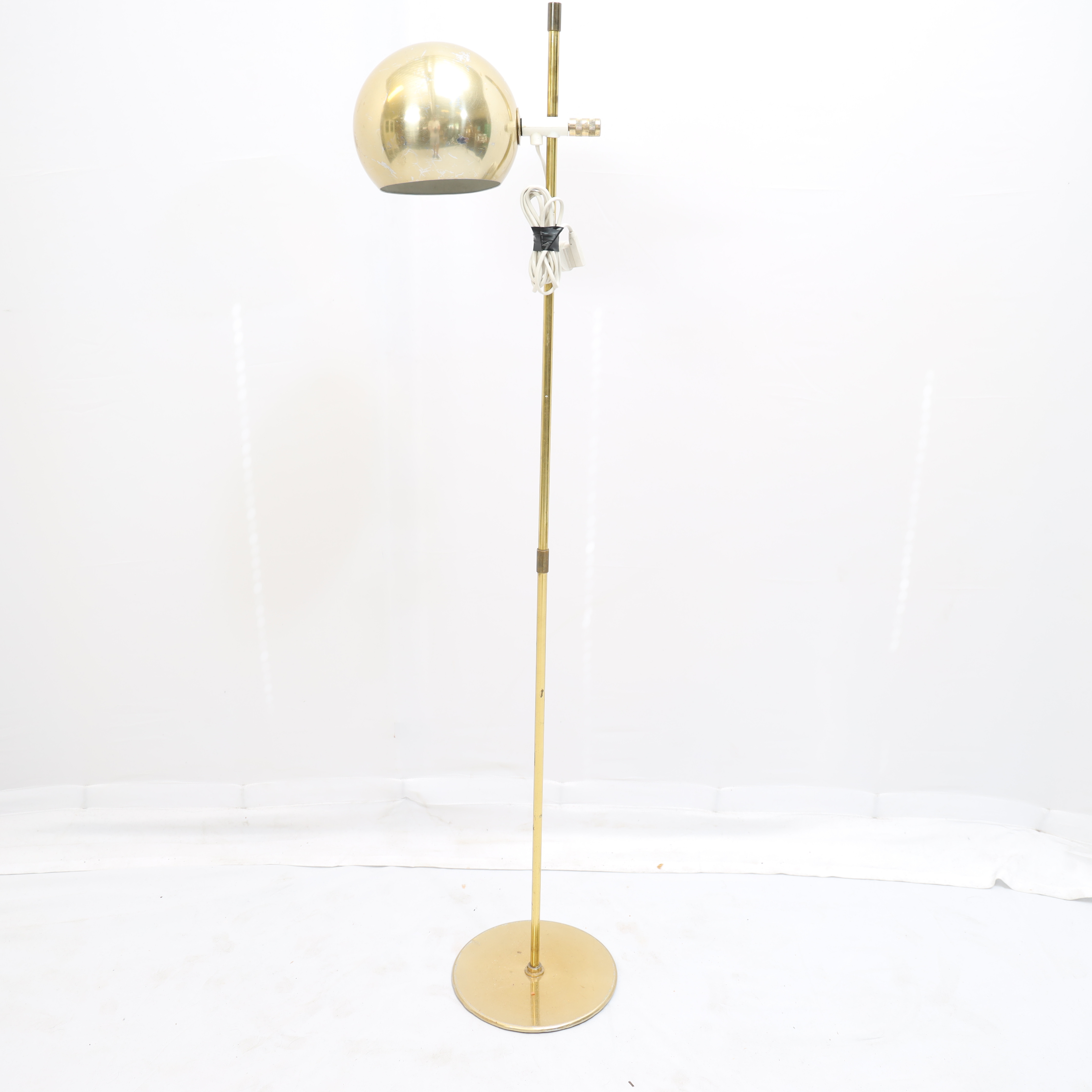 GOLVLAMPA, "hemiklot" förgylld metall, en ljuspunkt.