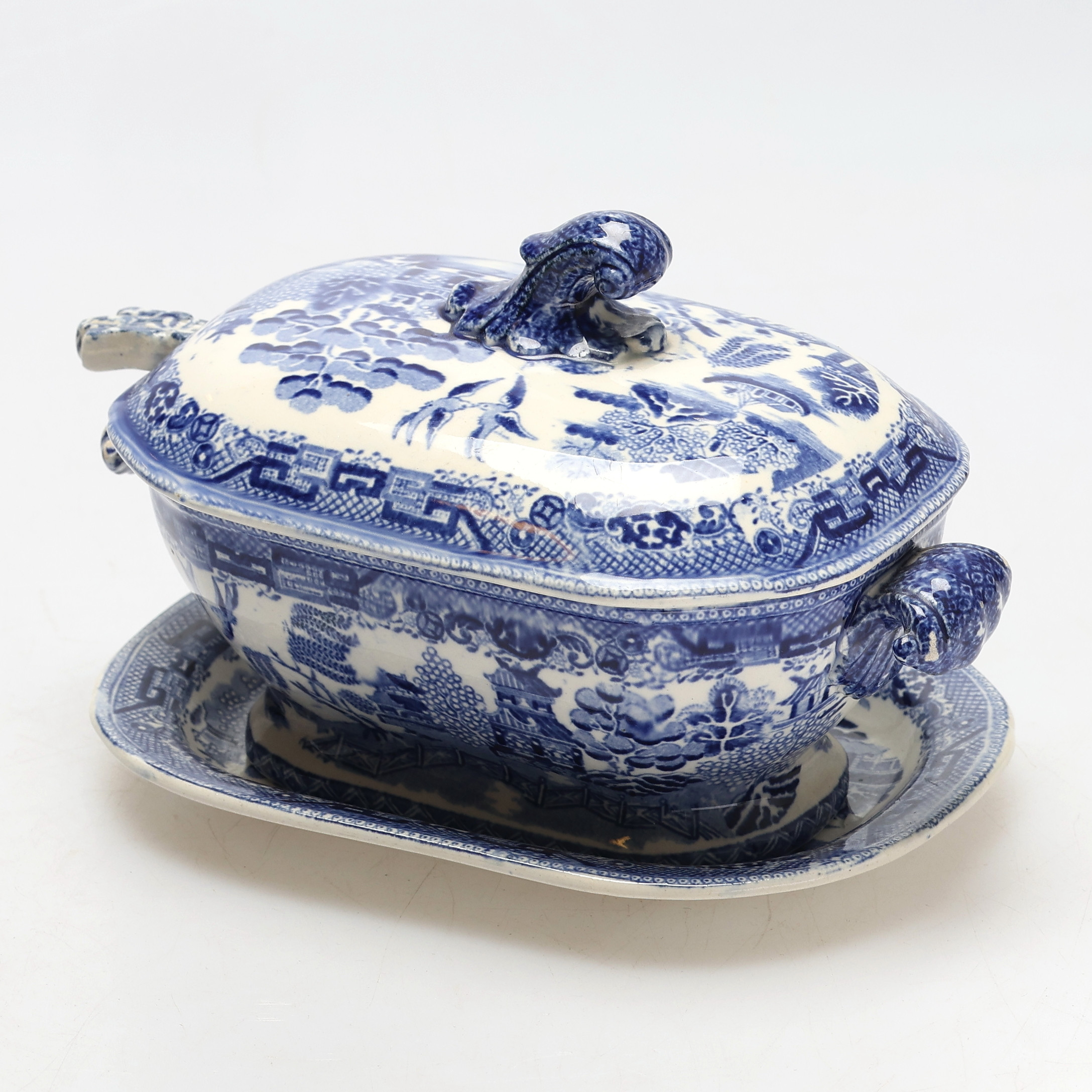 TERRIN MED LOCK. Asiatiskt motiv med fat och slev. 18/1900-tal.