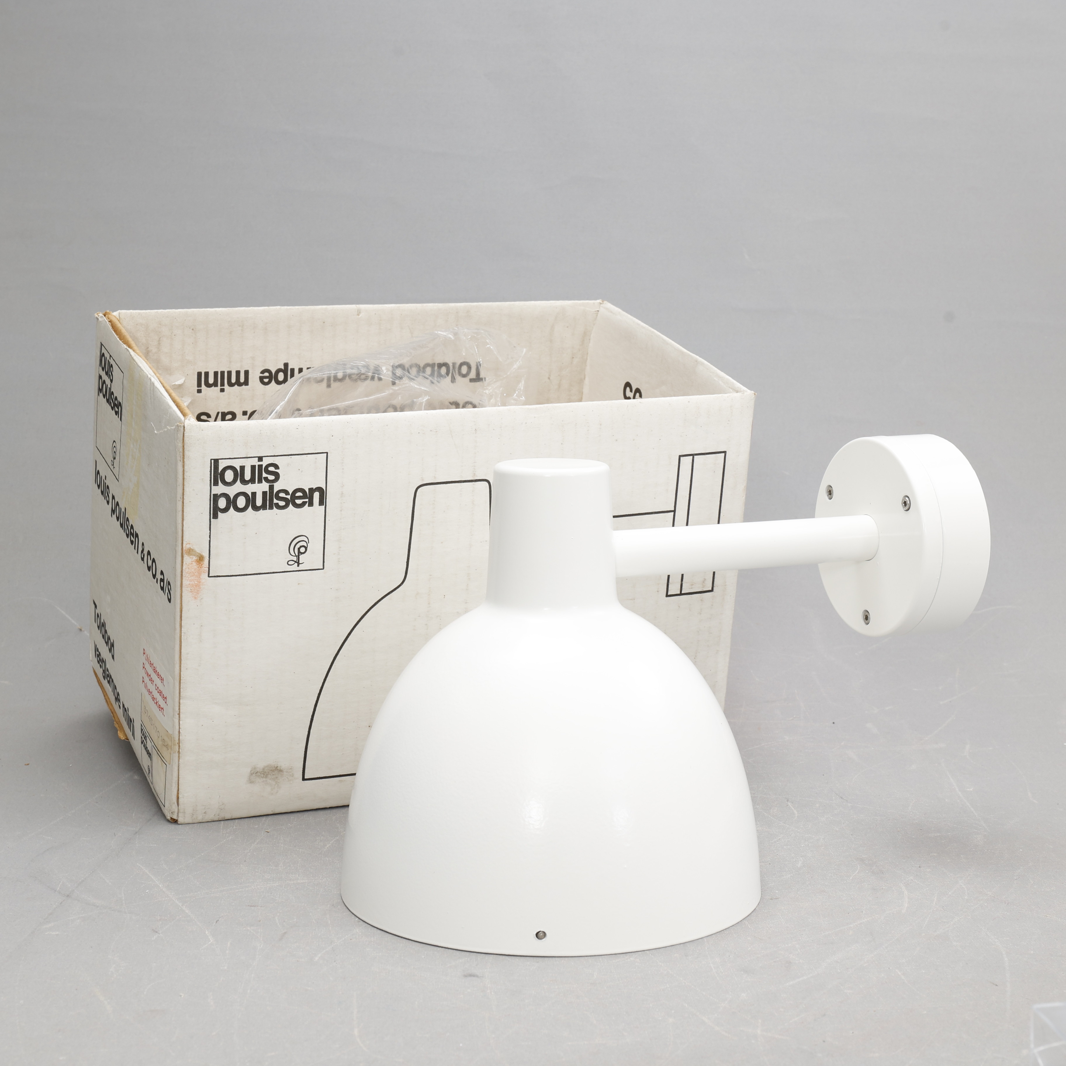 LOUIS POULSEN. VÄGGLAMPA, utomhusbruk, " Toldbod 290 ", lackerad aluminium, etikettmärkt, Danmark.