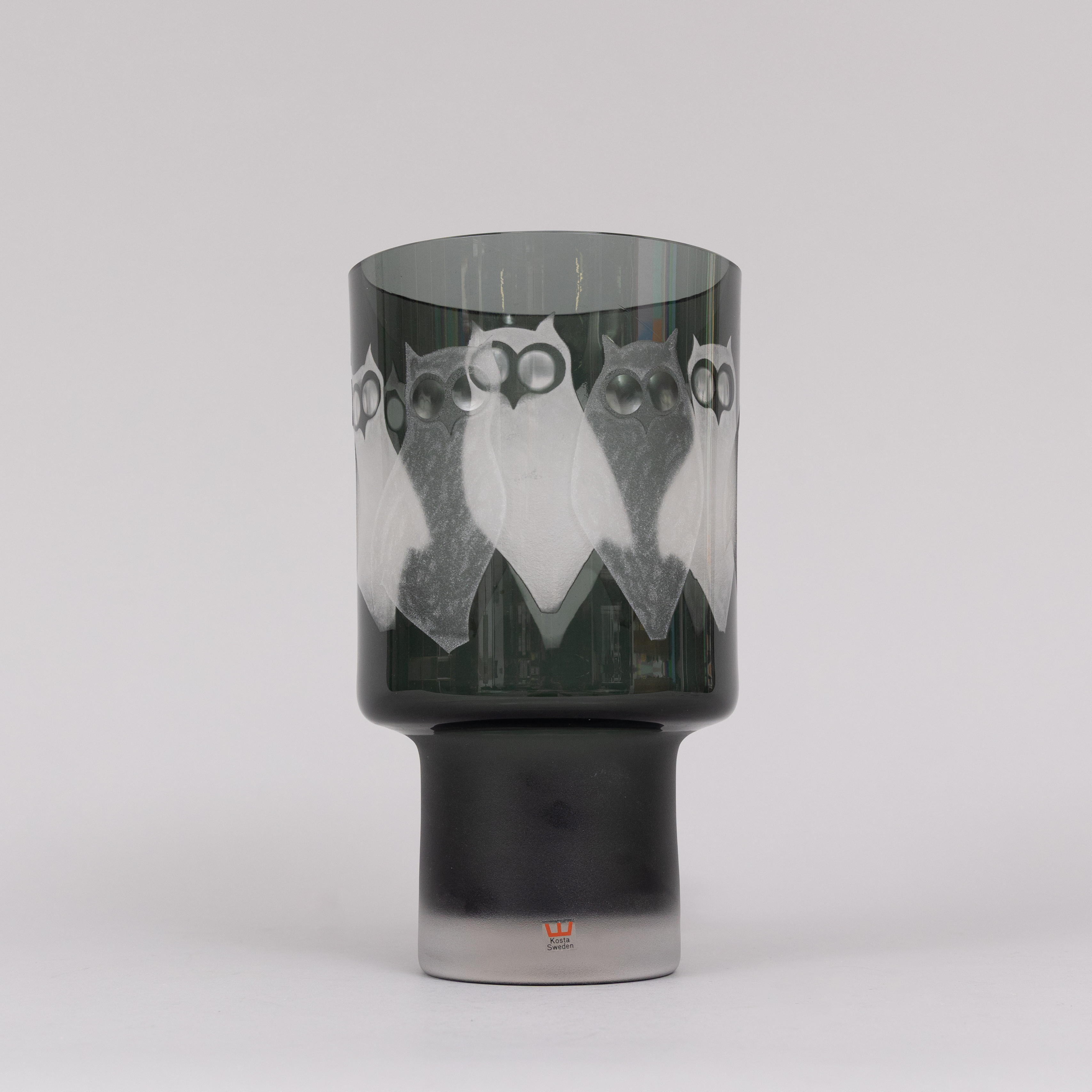 HANS OWE SANDEBERG. Bordslampa, glas med slipad dekor av ugglor, Kosta-Boda, signerad.
