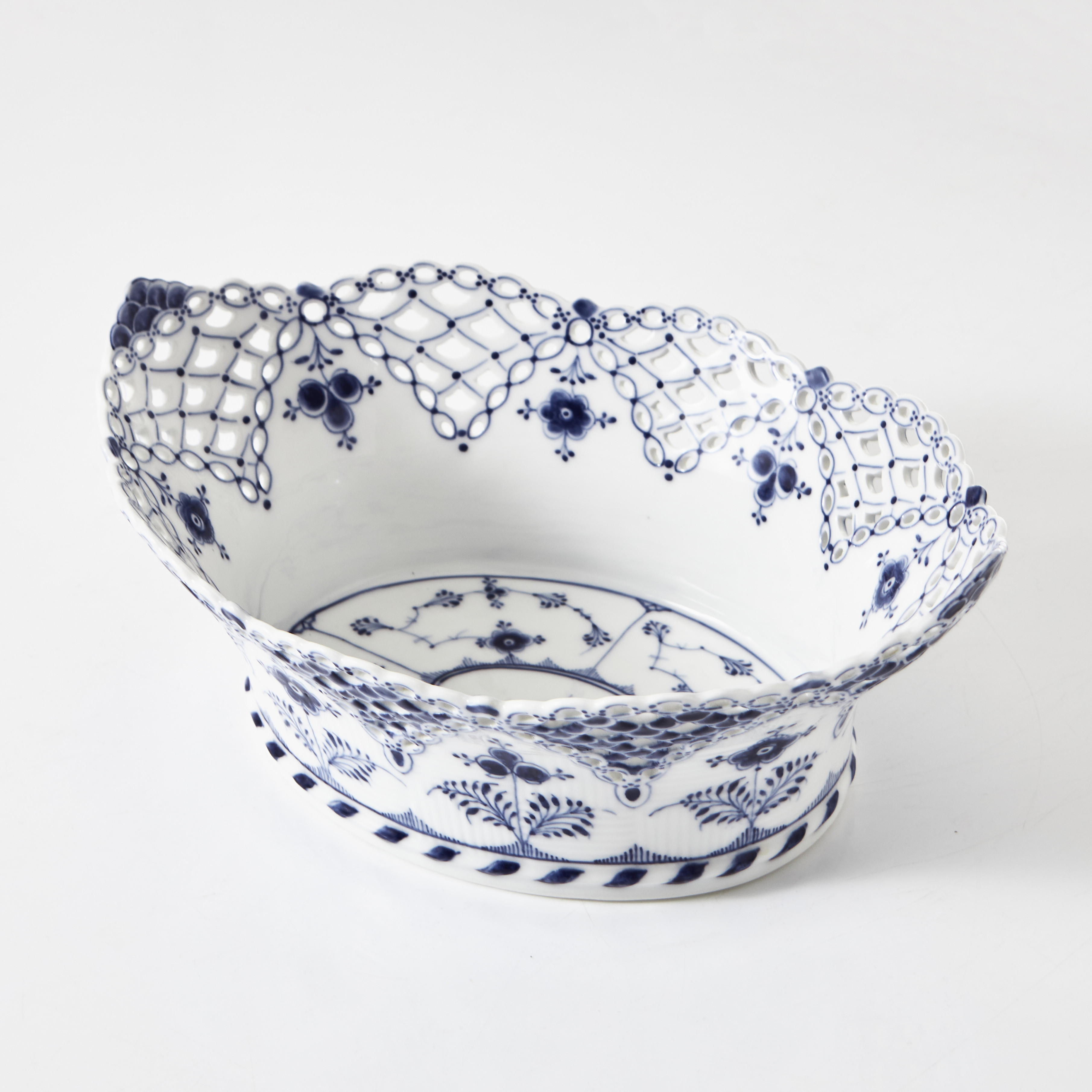 ROYAL COPENHAGEN, "Musselmalet - Blue Fluted Full Lace", jardinière, porslin, Danmark, 1900-talets början, vågformad kant, korgimitation, nr 1059, helblonde.