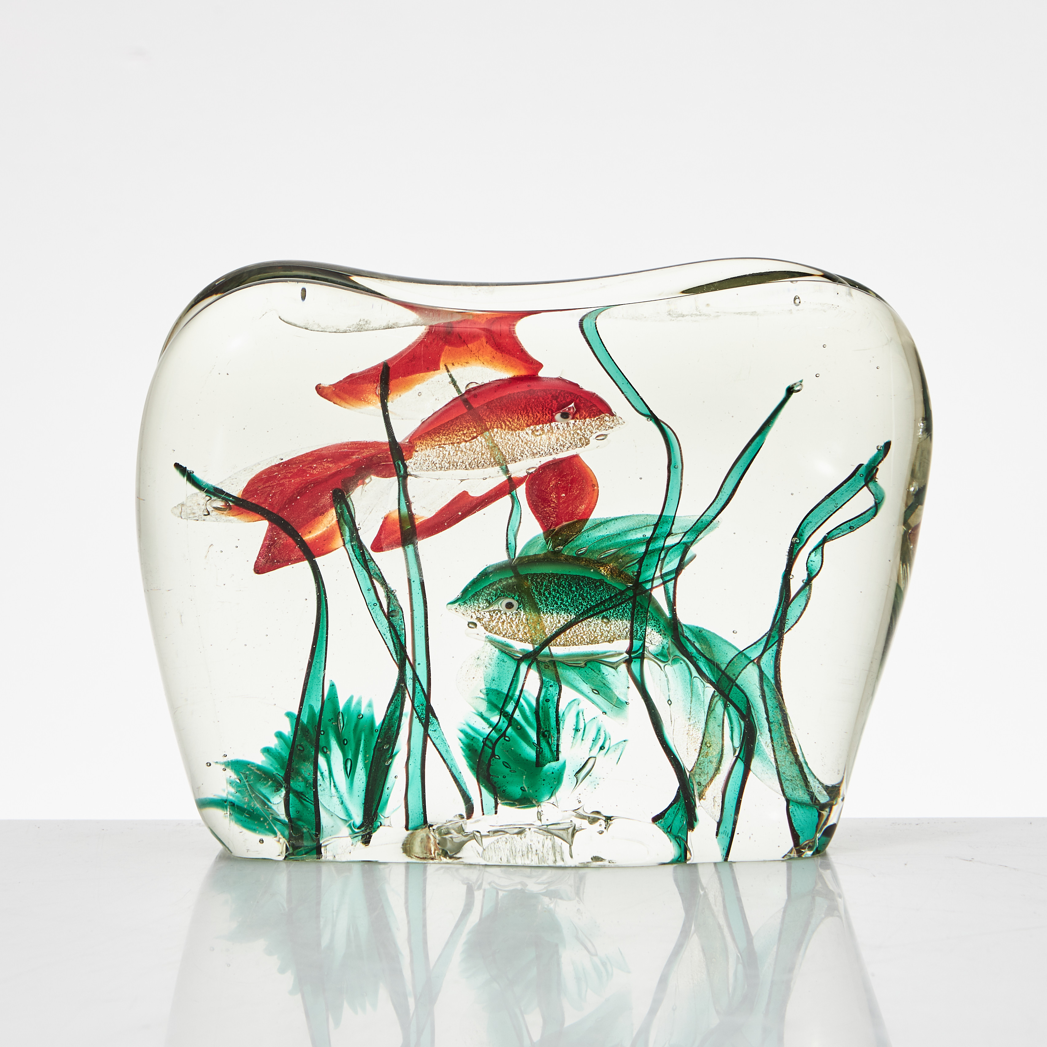 GLASBLOCK, Italien, 1900-talets andra hälft, underfång i klarglas med dekor av fiskar och växter i grönt guld och rött.