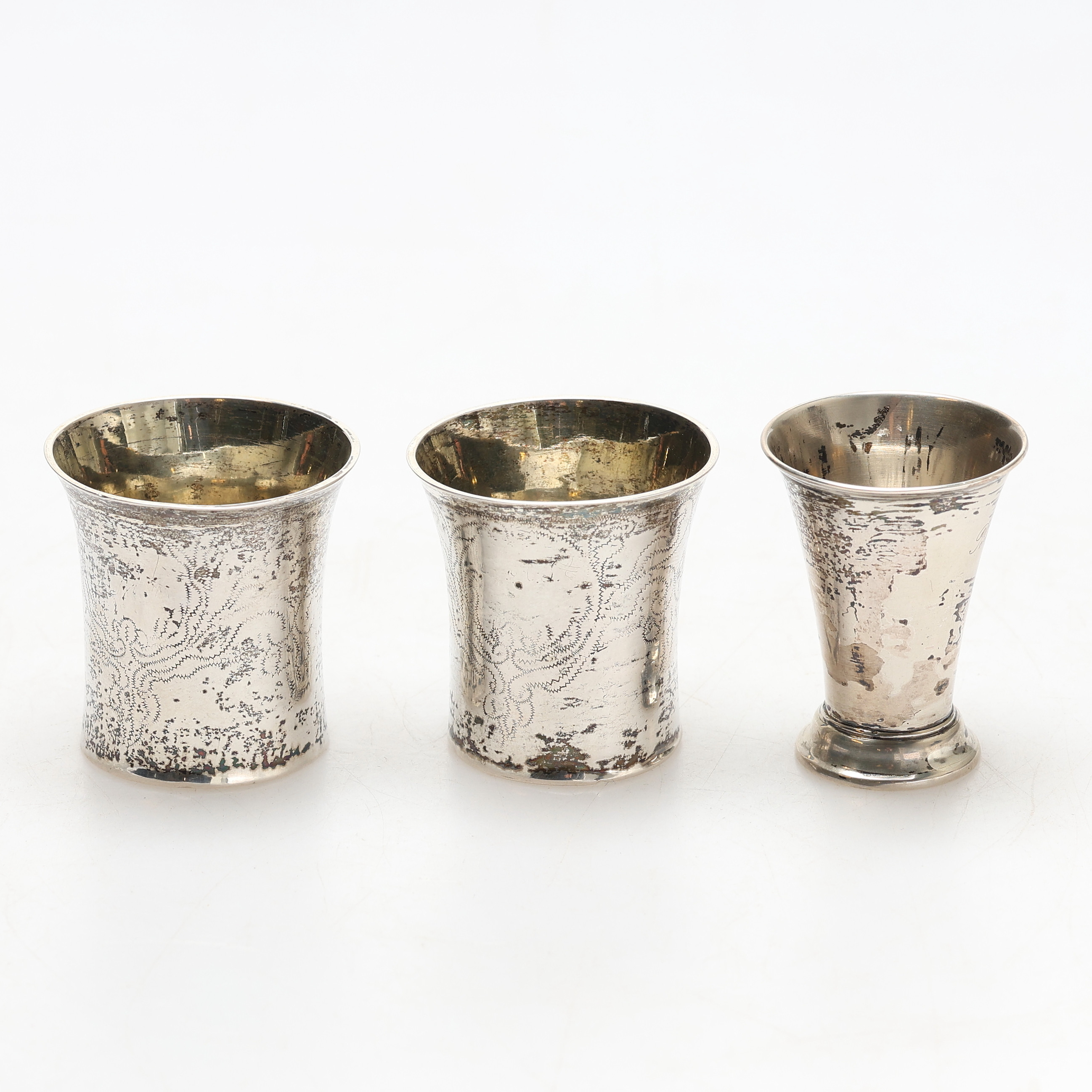 SNAPSGLAS, 2 st, samt bägare i silver 65gram.