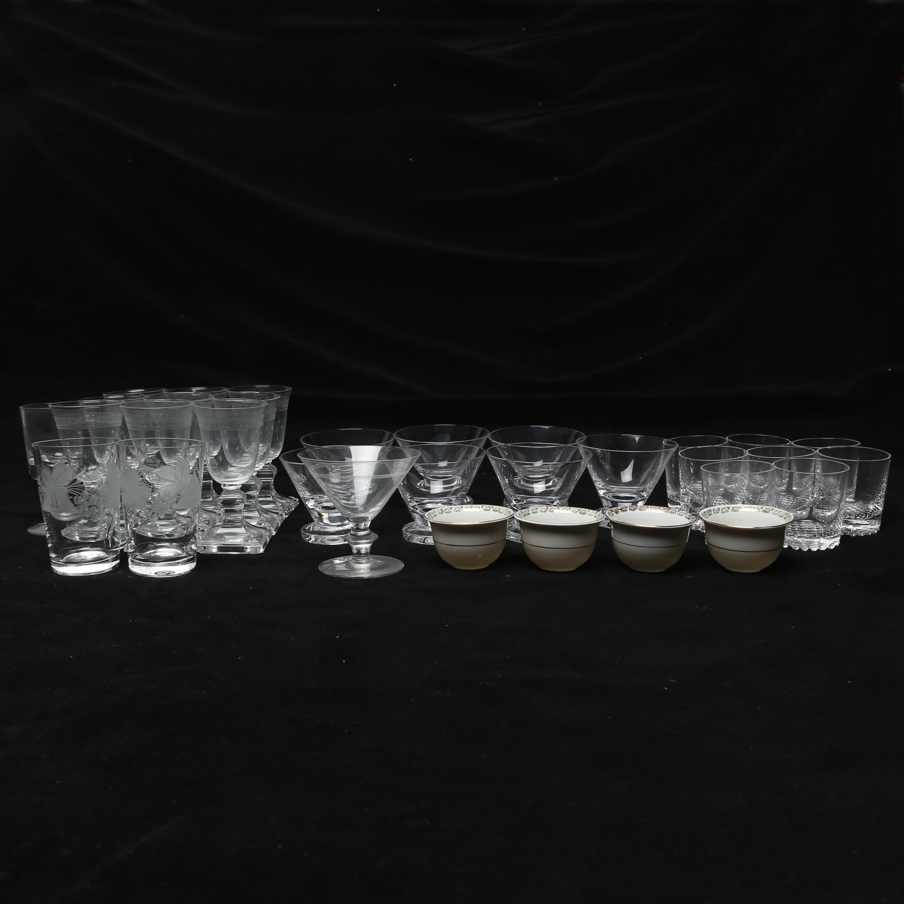 SERVISGLAS, 32 delar, bland annat Pukeberg.