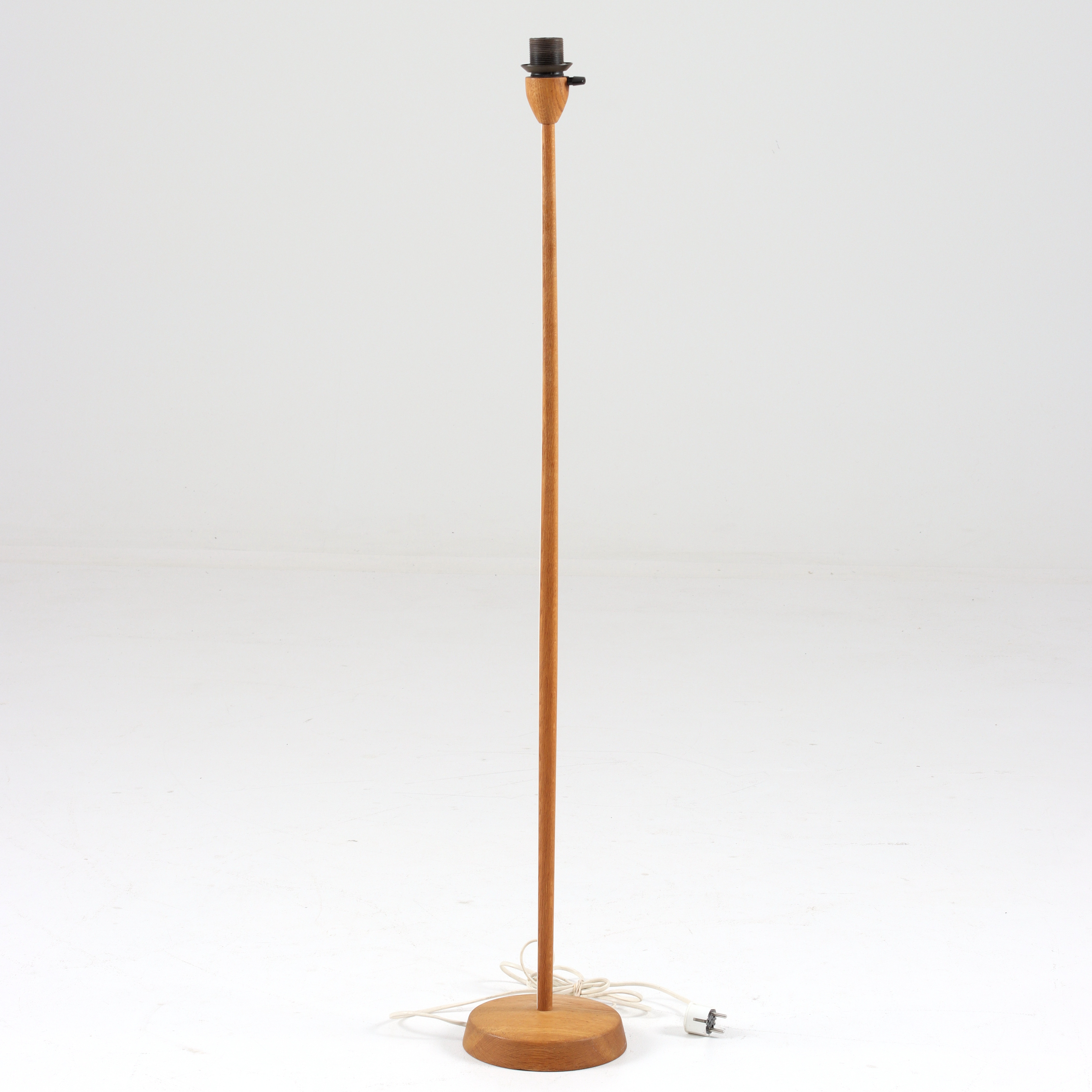 UNO & ÖSTEN KRISTIANSSON. Golvlampa, ek, Luxus, 1950/60-tal.
