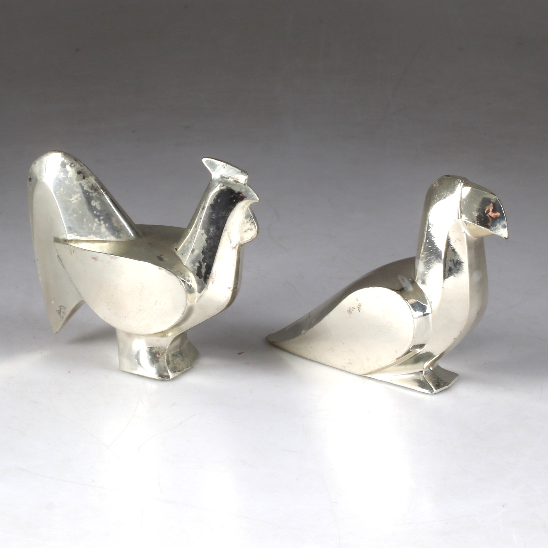 BORDSDEKORATIONER, 2 st, silverförgylld metall, Gense, 1900-tal.