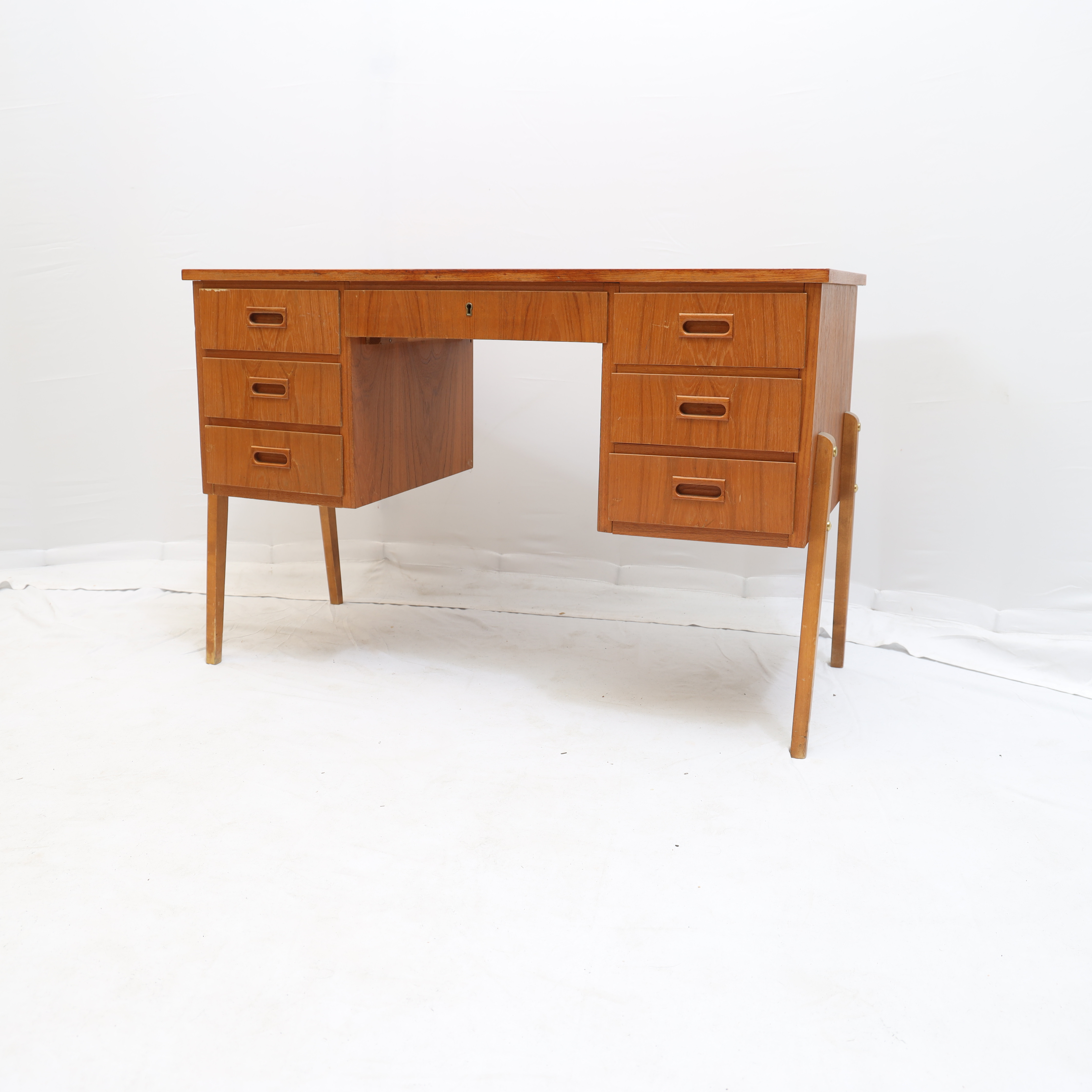 SKRIVBORD, 1950-1960-tal, teak, med 7 lådor.