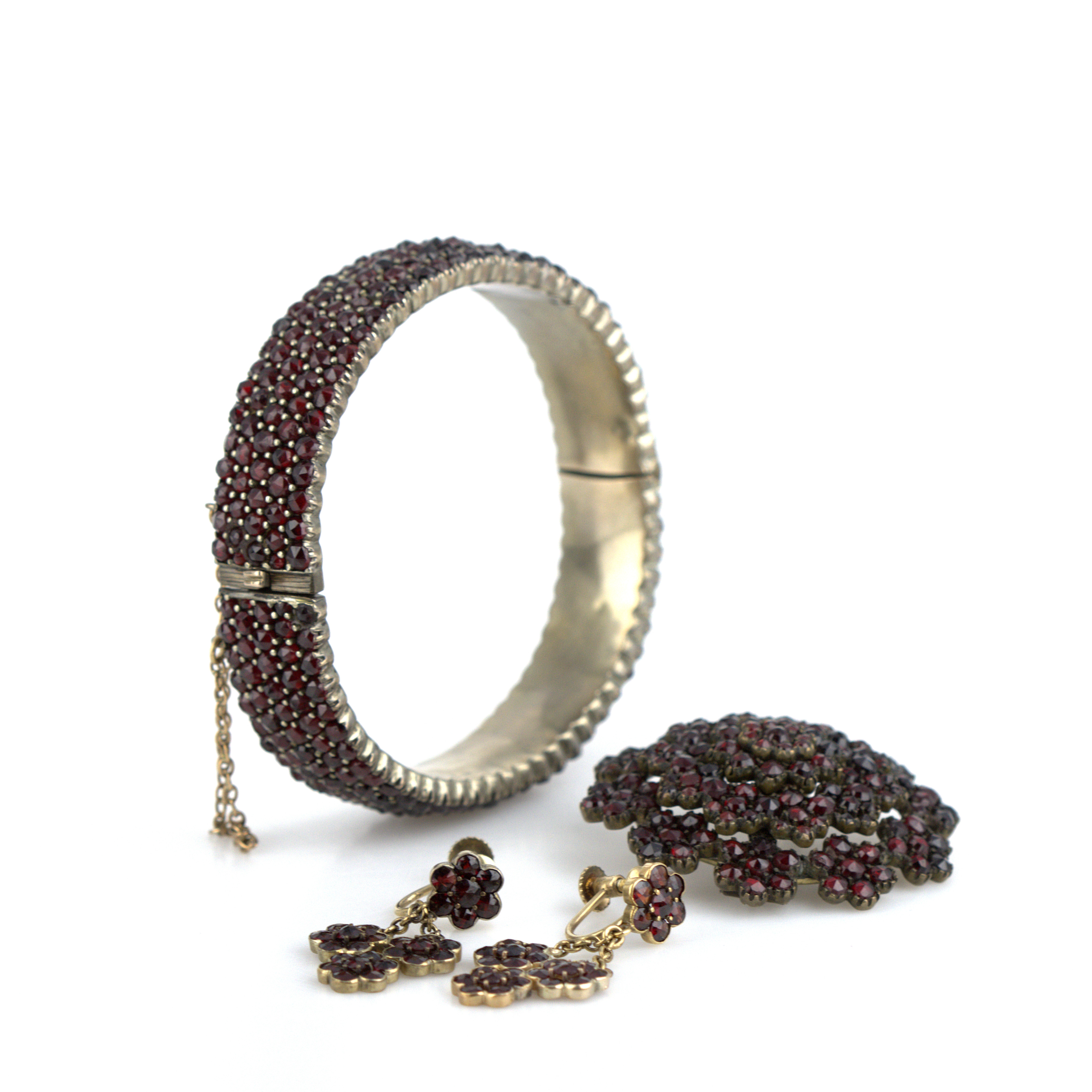 BROSCH, ARMBAND och ÖRHÄNGEN, 4 delar, granater, förgyllt silver och gulmetall, tidigt 1900-tal.