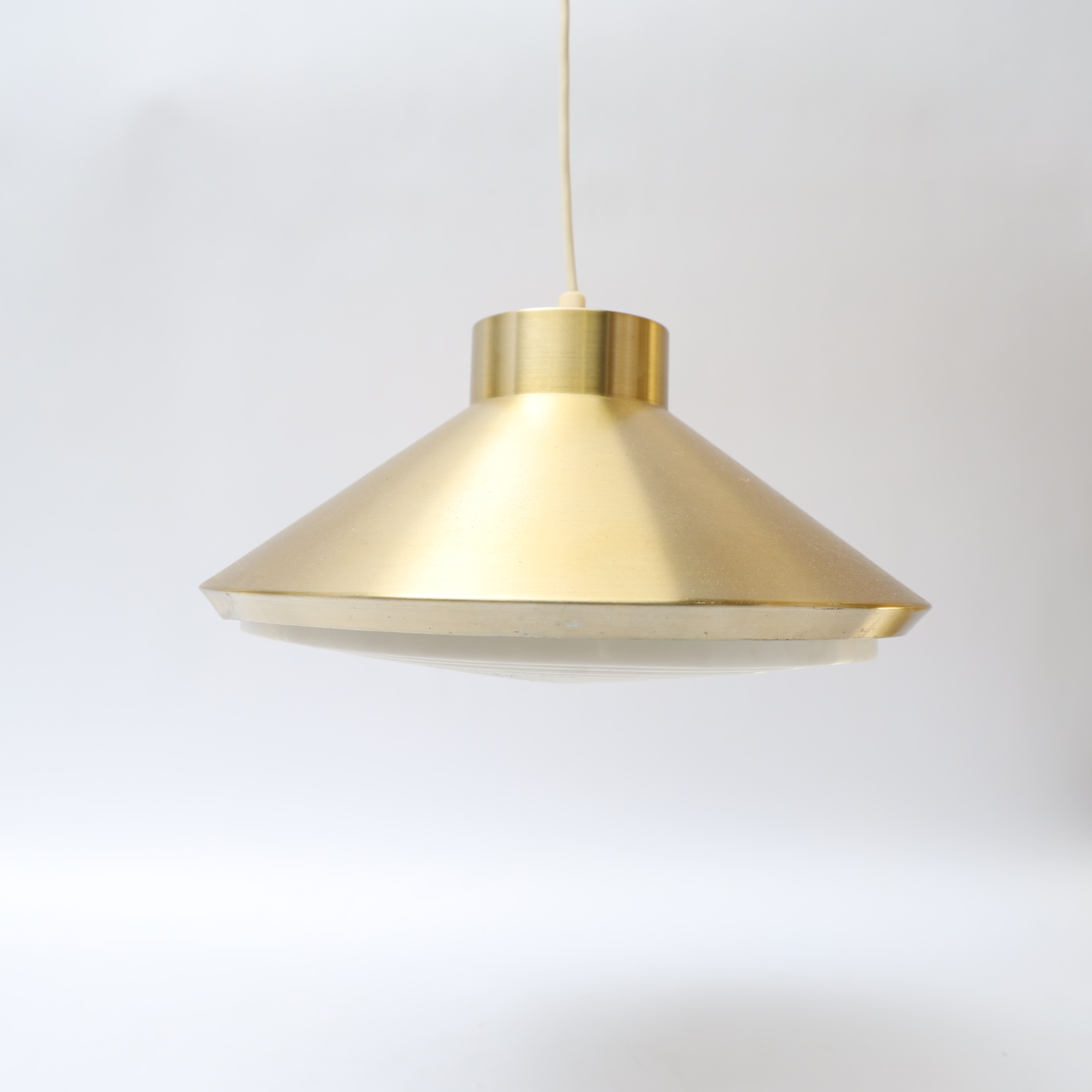 TAKLAMPA, 1900-talets andra hälft, mässingsfärgad metall, rast av plast.