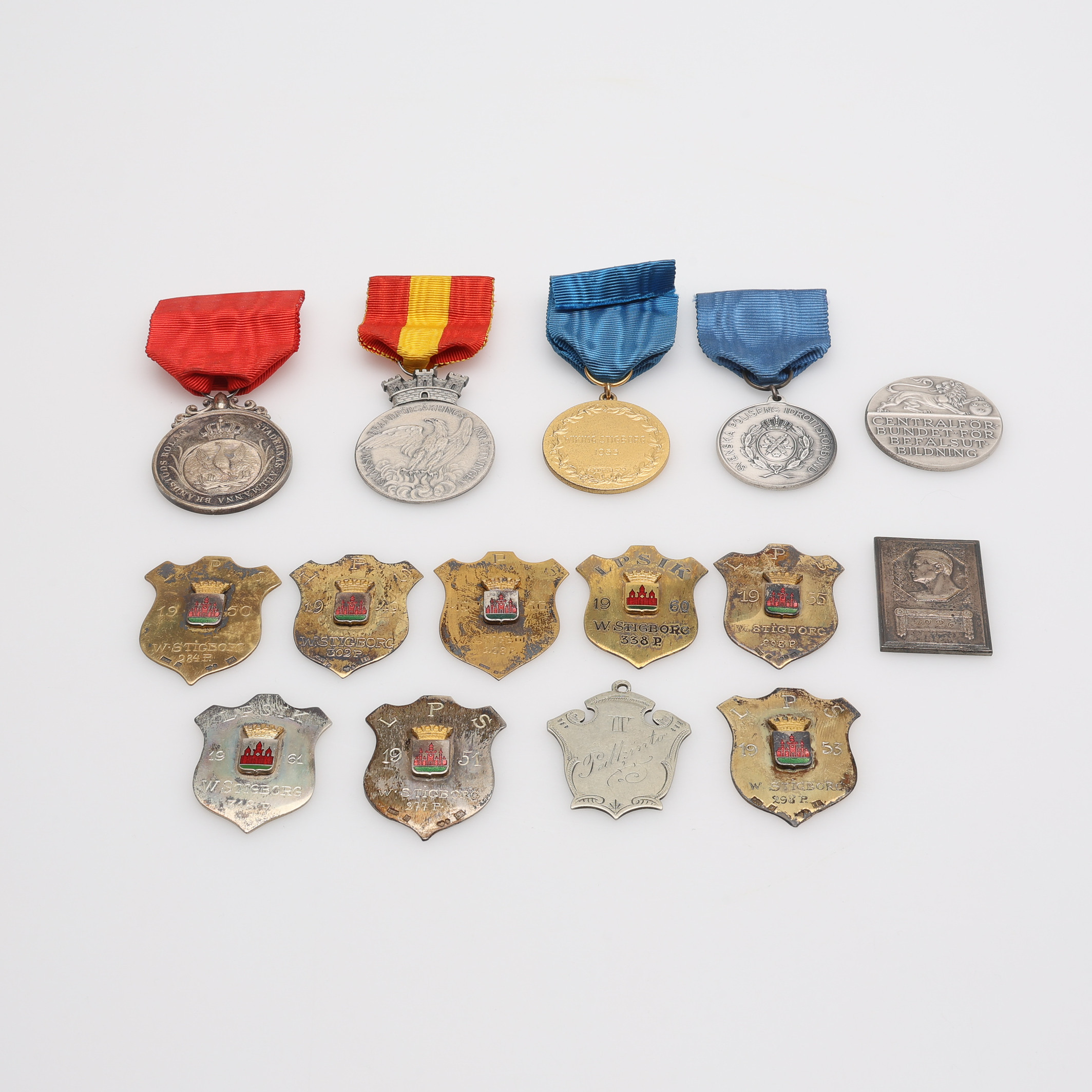 MEDALJER, VINSTSKÖLDAR SAMT PLAKETT, SILVER, TOTALT 188 g. Inklusive band och emaljerade detaljer.