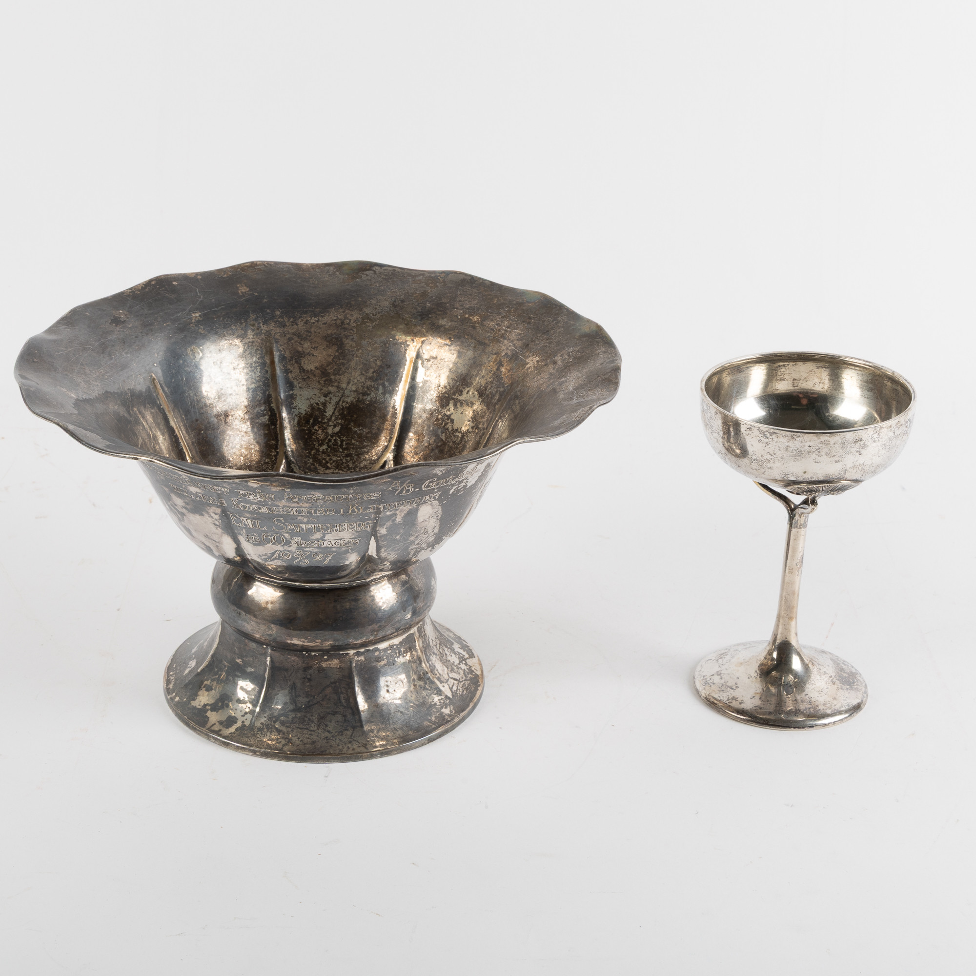FRUKTSKÅL OCH SKÅL PÅ FOT, silver, svenska kontrollstämplar, bl a Stockholm 1911.