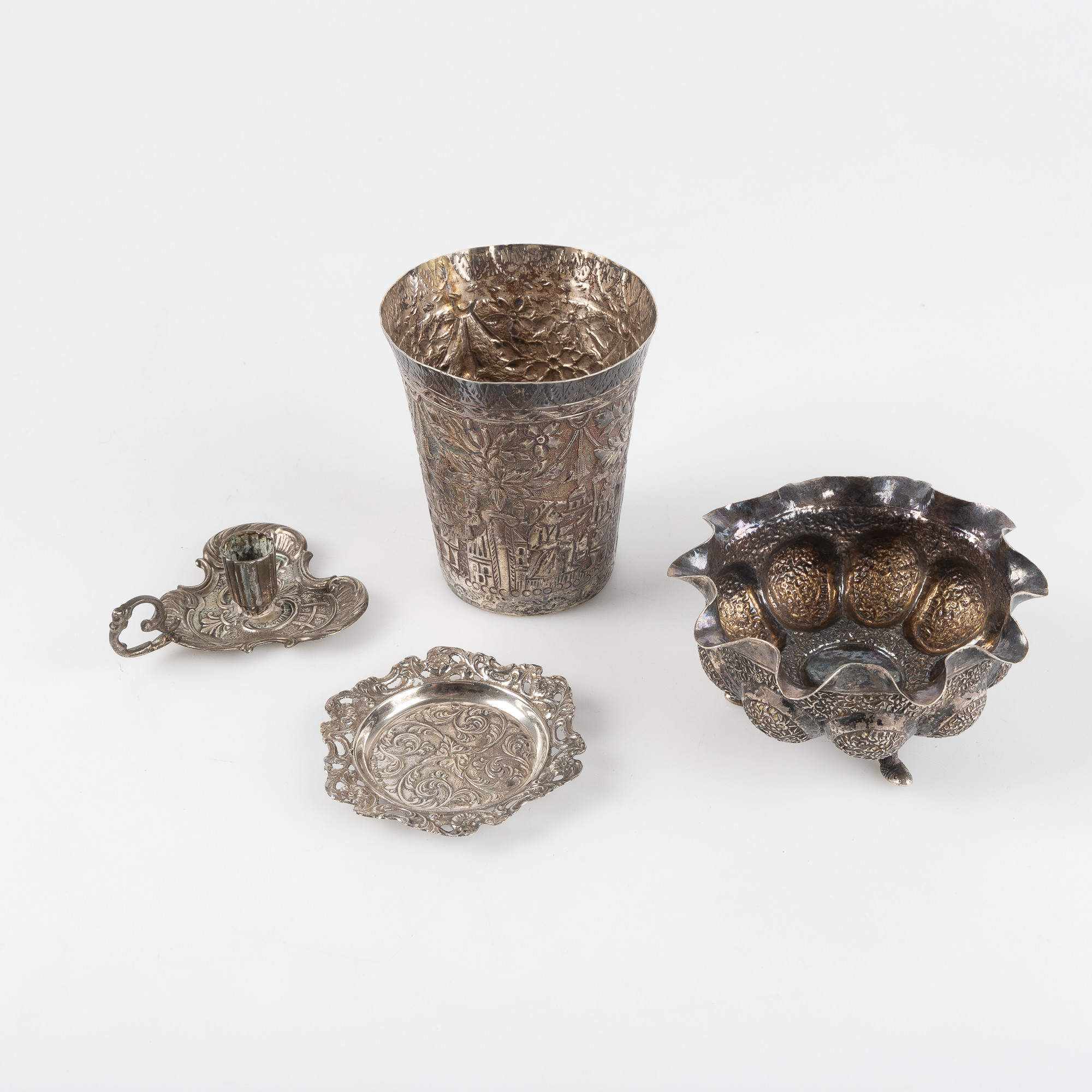 SAMLING SILVER. Ljusstake, skål, bägare och fat, bl a Persien och Sverige.