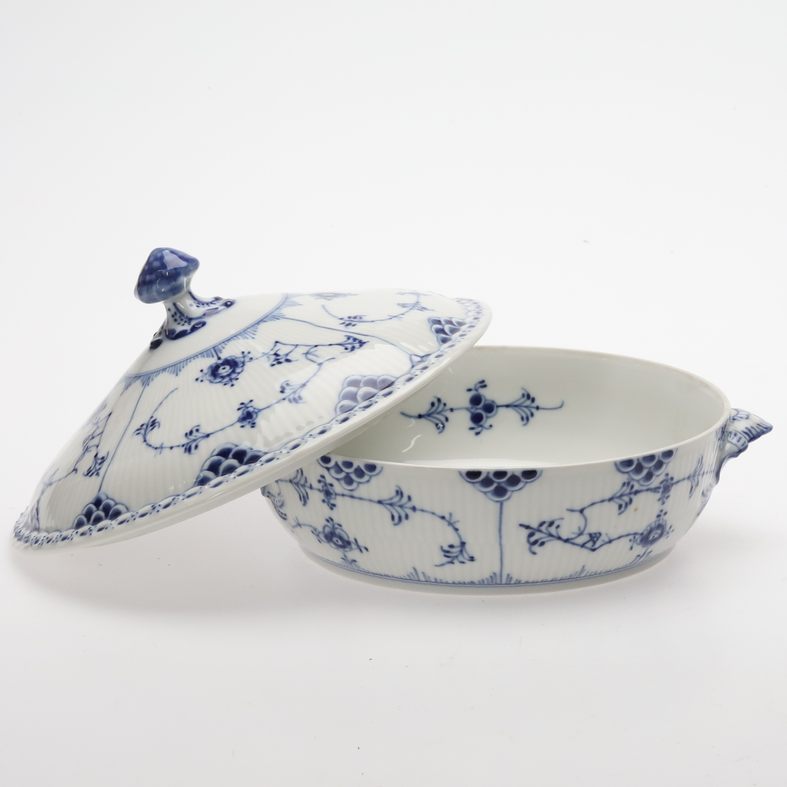 ROYAL COPENHAGEN, TERRIN, "Musselmalet", halvblond, Danmark.