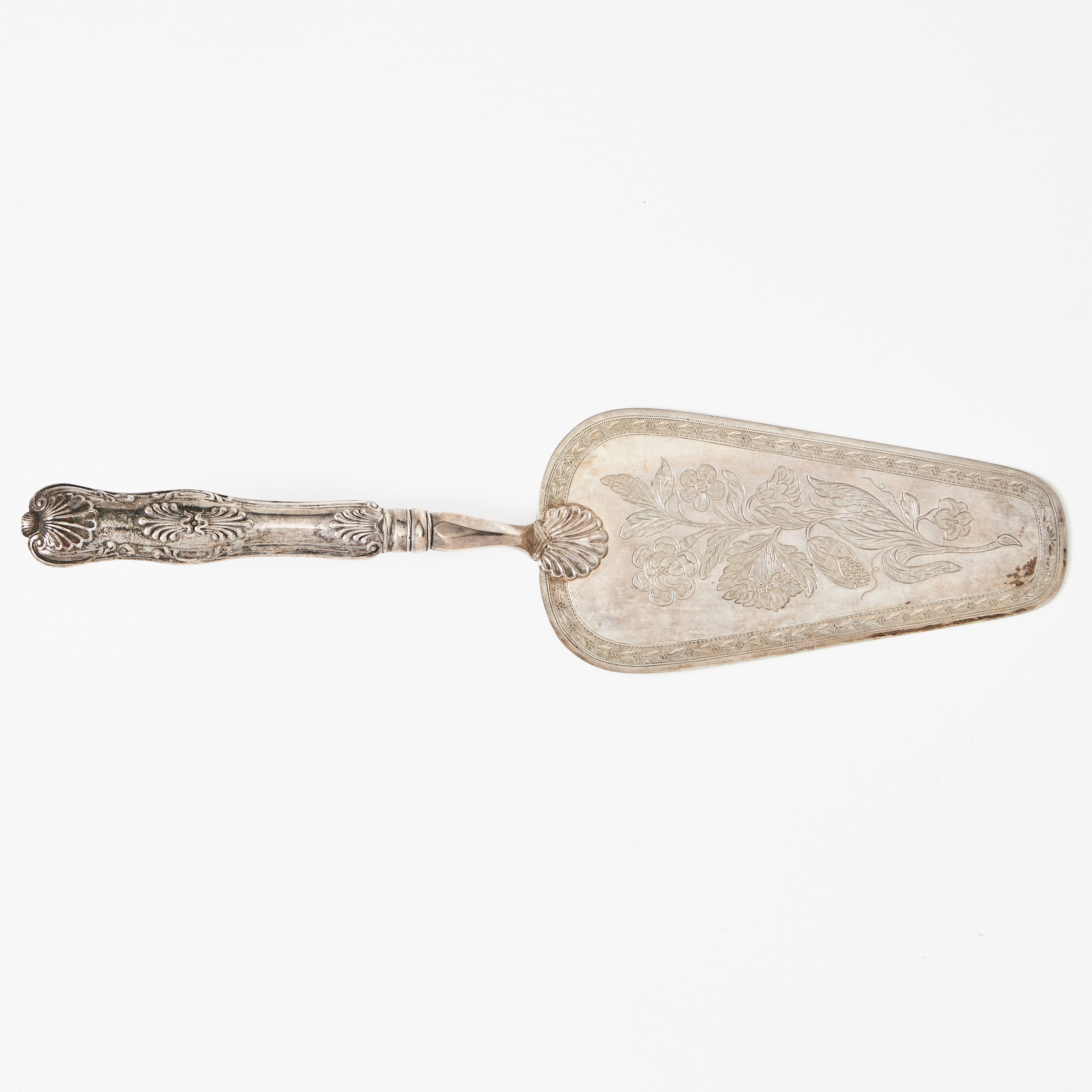 TÅRTSPADE, silver, modell "Engelsk Snäck", av Zachris Lundqvist, Stockholm 1838, blad med graverad blomsterdekor, senempire.